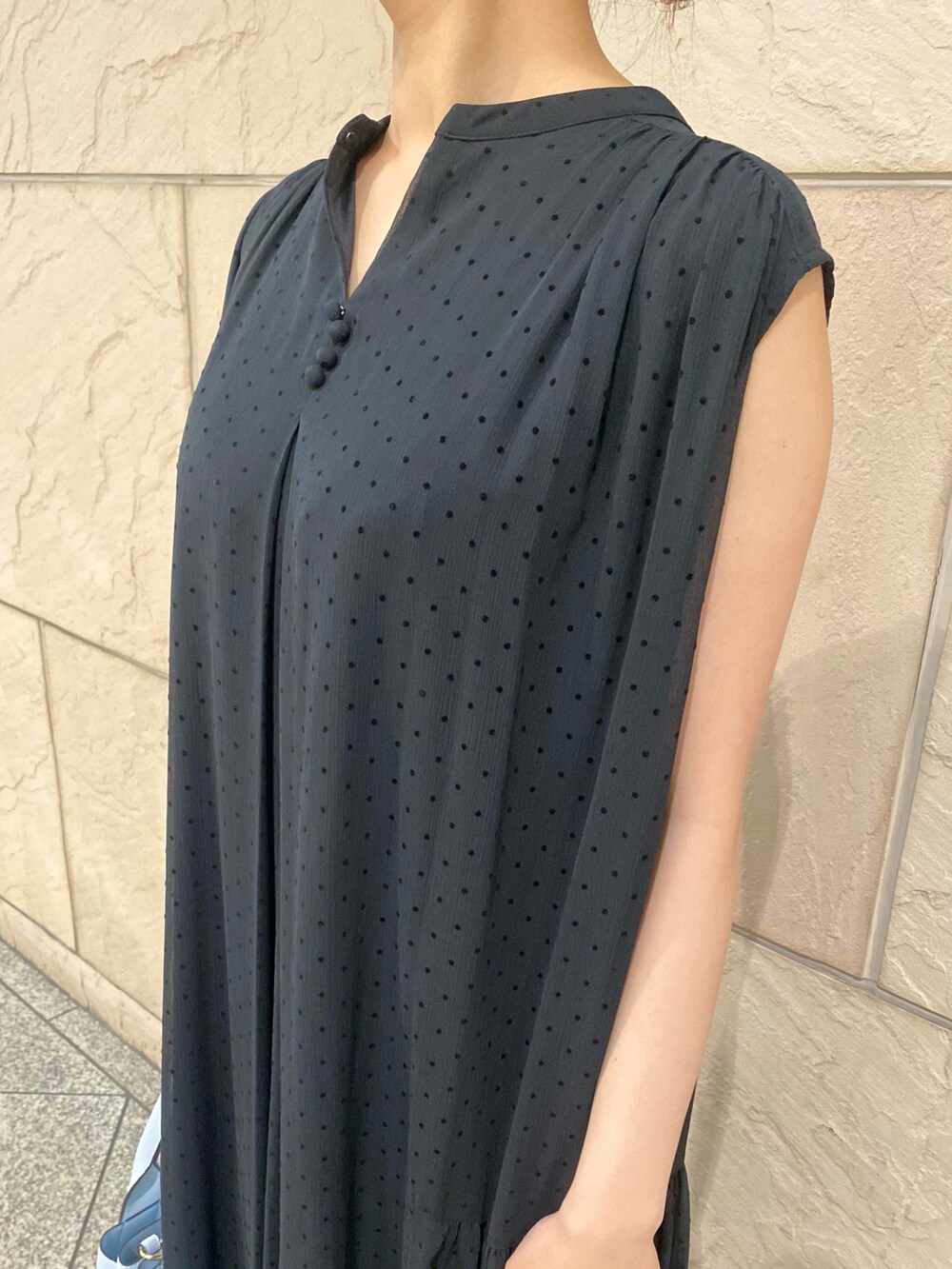 「URBAN RESEARCH ROSSO、夏コーデ、モノトーン、スニーカー、ワンピース、ロングワンピース、着回しコーデ、シアー、ドット、ブルー、おでかけコーデ」｜「URBAN RESEARCH ROSSO WOMENのベルト付2wayシアーギャザーワンピース（ワンピース、ブラック系）」を使った、matsuさん（レディース・162cm）の夏コーディネートの4枚目の写真