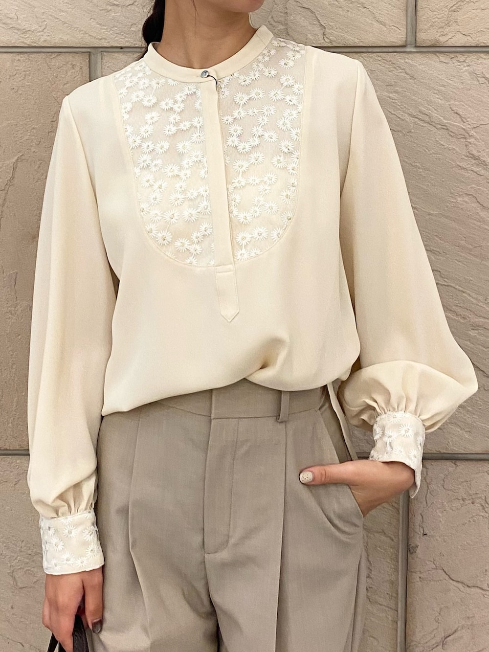 ベージュ系のシャツ/ブラウス、ベージュ系のその他パンツ、ブラウン系のショルダーバッグを着用したレディースの秋コーディネートの4枚目の写真