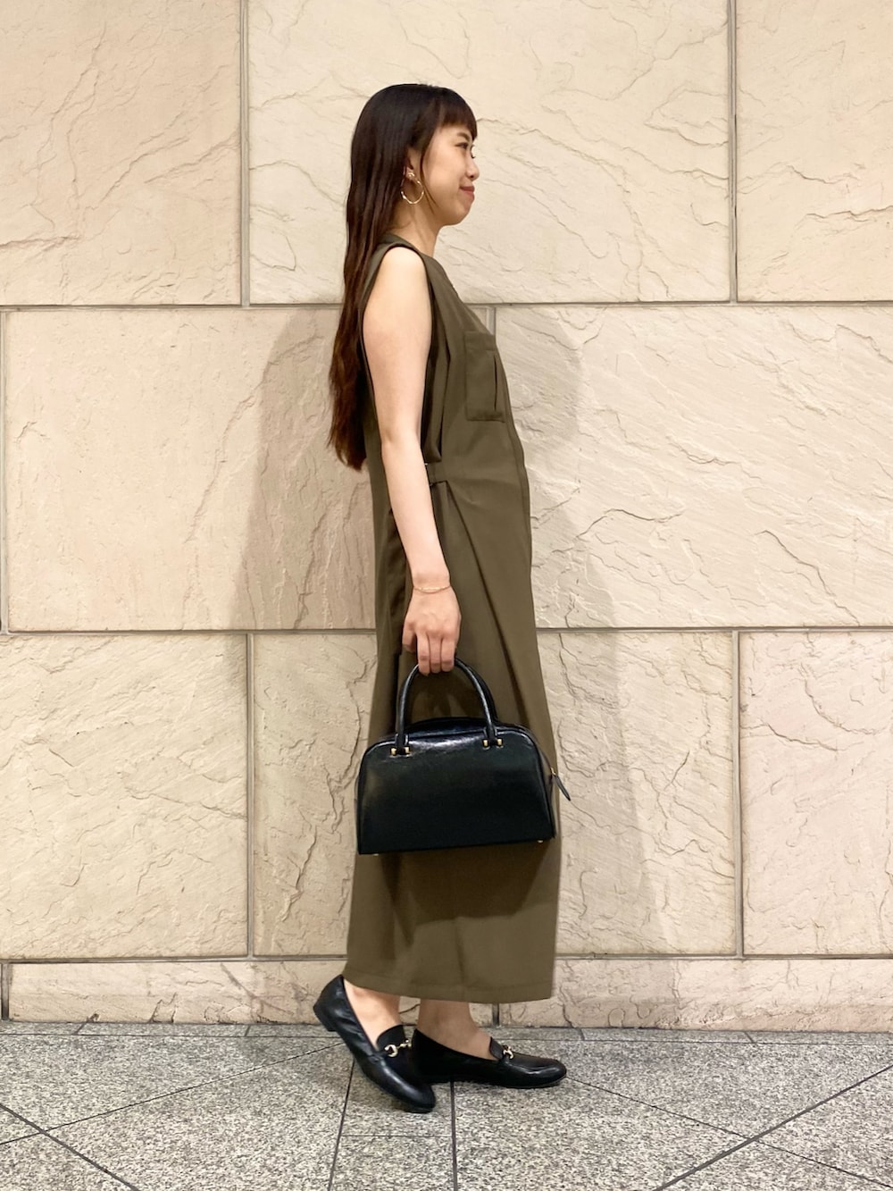 「URBAN RESEARCH ROSSO、URBAN RESEARCH、きれいめカジュアル、夏コーデ、ワンピース、お出かけコーデ、初秋コーデ、ブラウス、秋先取りコーデ」｜「URBAN RESEARCHのサイドベルトツイルジレワンピース（ワンピース、ブラウン系）」を使った、matsuさん（レディース・162cm）の夏コーディネートの2枚目の写真