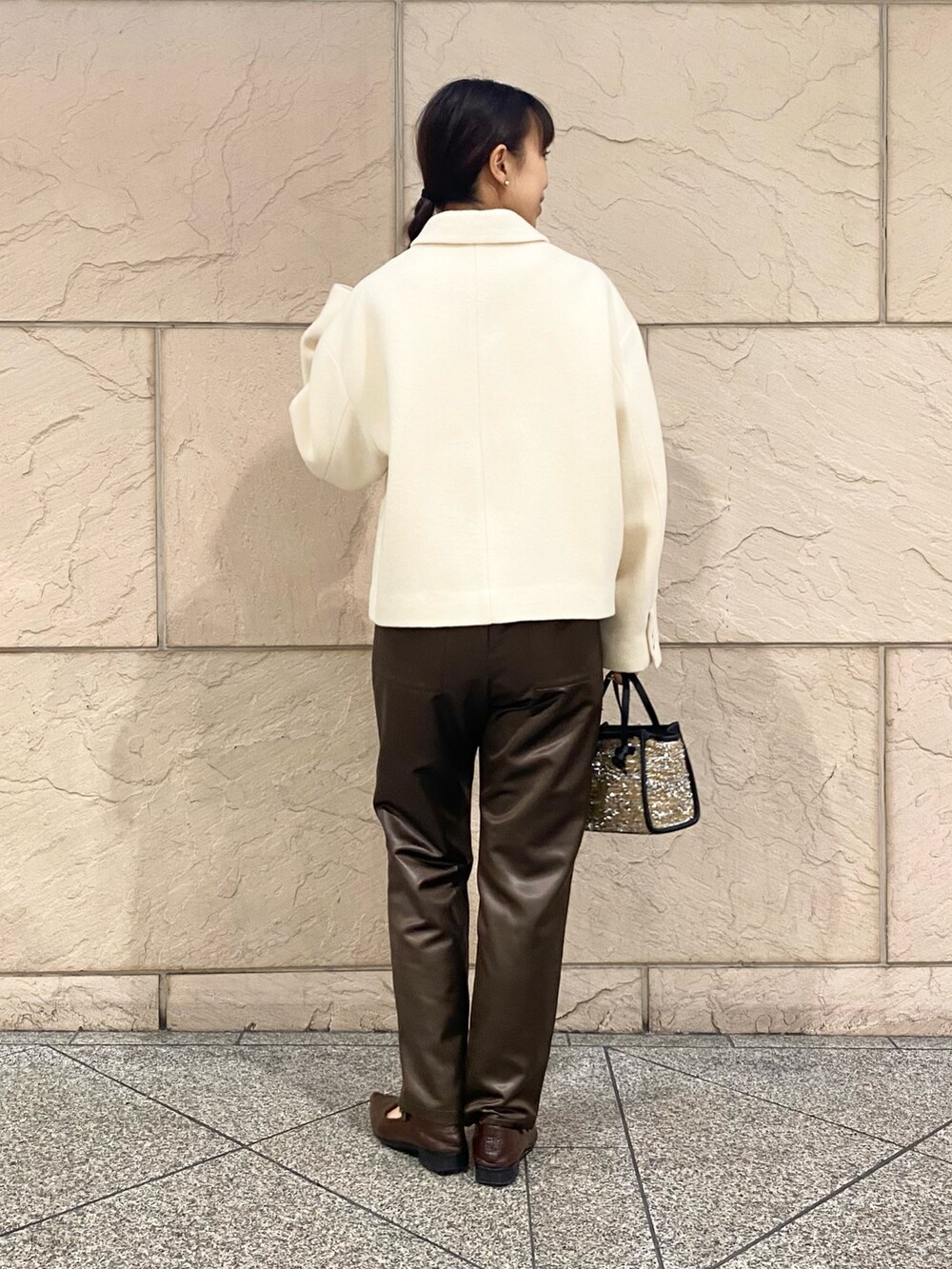 「URBAN RESEARCH ROSSO、URBAN RESEARCH、ROSSO、冬アウター、冬コーデ、きれいめカジュアル、ホワイトコーデ、ショートコート、秋冬コーデ、アウターコーデ、冬服、パンツコーデ、イエベ秋、骨格ウェーブ」|「URBAN RESEARCHのウールモッサショートコート(その他アウター、ホワイト系)」を使った、matsuさん(レディース・162cm)の秋コーディネートの4枚目の写真