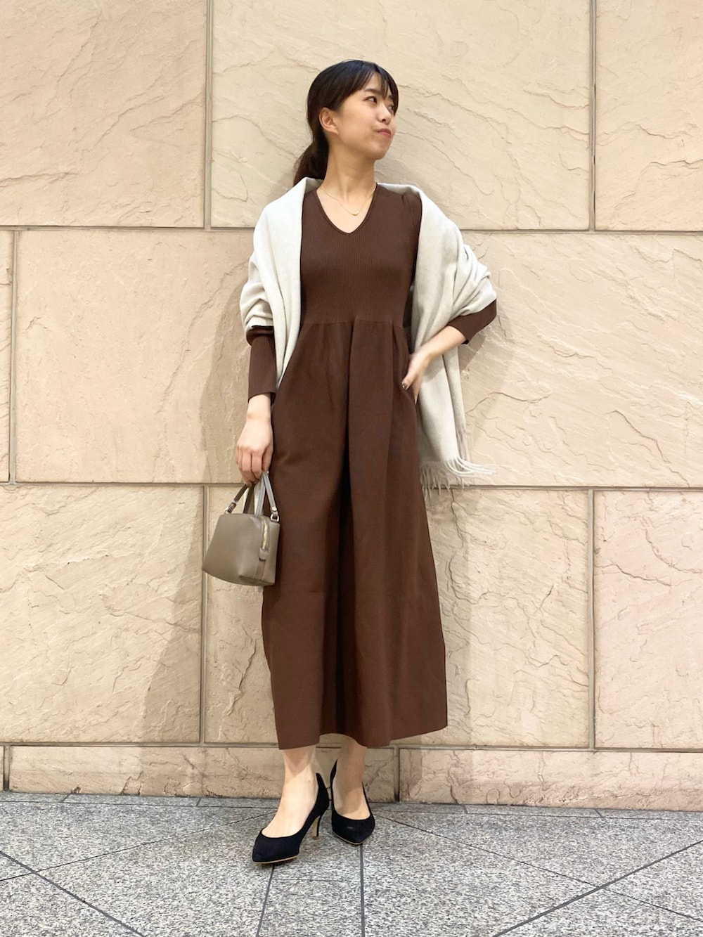 「URBAN RESEARCH ROSSO、ROSSO、URBAN RESEARCH、きれいめカジュアル、ニット、ニットワンピース、お出かけコーデ、大人女子、ホテルランチ、ホテルディナー、ワンピース、ブラウン、ストール、イエベ秋、骨格ウェーブ」|「URBAN RESEARCH ROSSO WOMENのフォルムシルエットVネックリブワンピース(ワンピース、ブラウン系)」を使った、matsuさん(レディース・162cm)の冬コーディネートの4枚目の写真