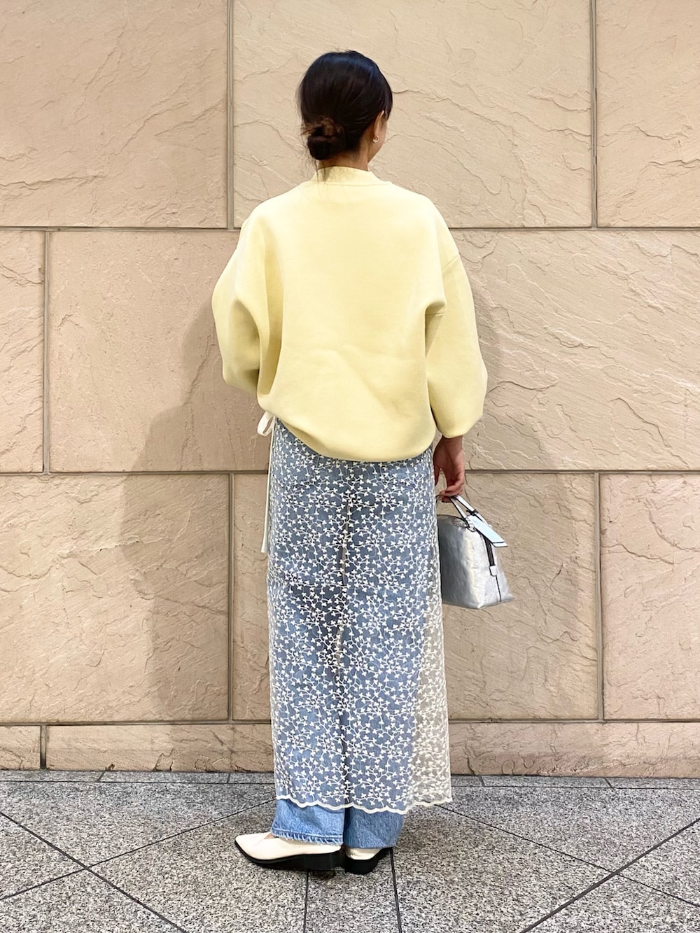 「URBAN RESEARCH ROSSO、ROSSO、URBAN RESEARCH、レーススカート×デニム、レーススカート、レイヤードスタイル、淡色コーデ、デニム、ニット、きれいめカジュアル、春服、オトナカジュアル、upper hights、イエベ秋、骨格ウェーブ」｜「ELENDEEKのELENDEEK　FORM SLEEVE OVER KNIT（ニット/セーター、イエロー系）」を使った、matsuさん（レディース・162cm）の冬コーディネートの4枚目の写真