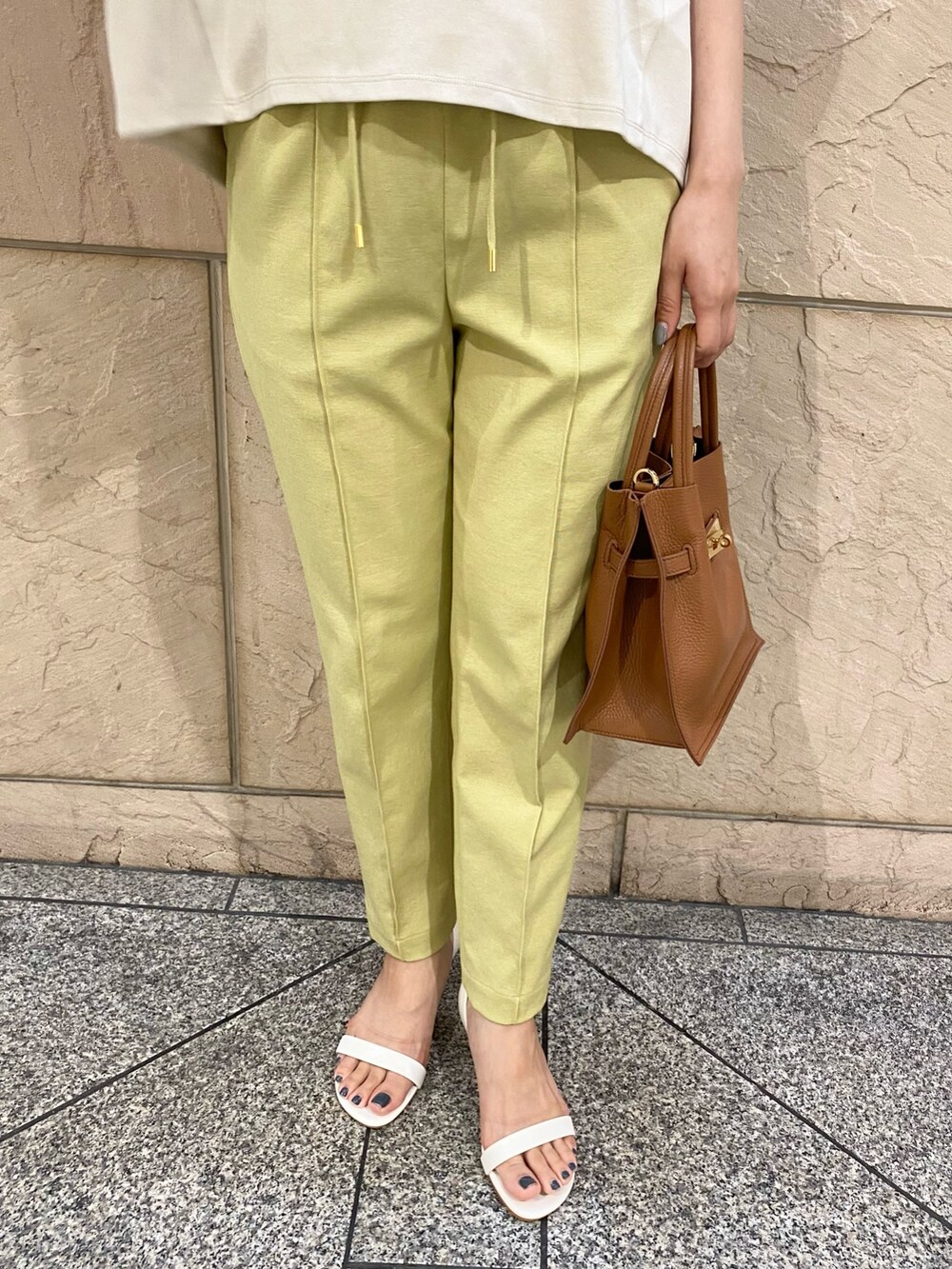 グレー系のTシャツ/カットソー、イエロー系のその他パンツ、ゴールド系のネックレスを着用したレディースの夏コーディネートの6枚目の写真