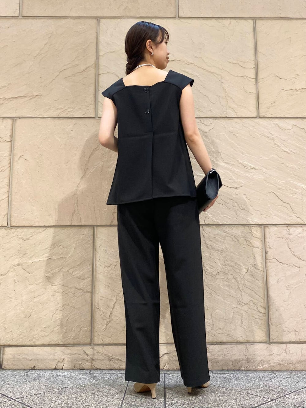 「大人カジュアル、キレイめ、きれいめカジュアル、パンツ、夏コーデ、オフィスカジュアル、フェミニン、ROSSO、夏服、オンオフ兼用、オンオフ、大人かわいい、20代後半、骨格ウェーブ、着映え」|「URBAN RESEARCH ROSSO WOMENの【MADE IN JAPAN】オリジナルスウェードパンプス(パンプス、ブラウン系)」を使った、matsuさん(レディース・162cm)の夏コーディネートの3枚目の写真