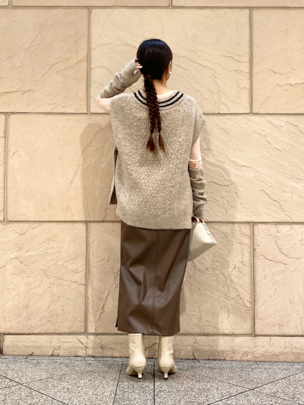 「URBAN RESEARCH ROSSO、URBAN RESEARCH、ベスト、シアートップス、ブラウン、ブーツ、きれいめカジュアル、アームウォーマー、レザースカート、秋服、オトナカジュアル、大人カジュアル、イエベ秋」|「URBAN RESEARCH ROSSO WOMENのアームウォーマーセットニットベスト(ニット/セーター、ベージュ系)」を使った、matsuさん(レディース・162cm)の秋コーディネートの4枚目の写真