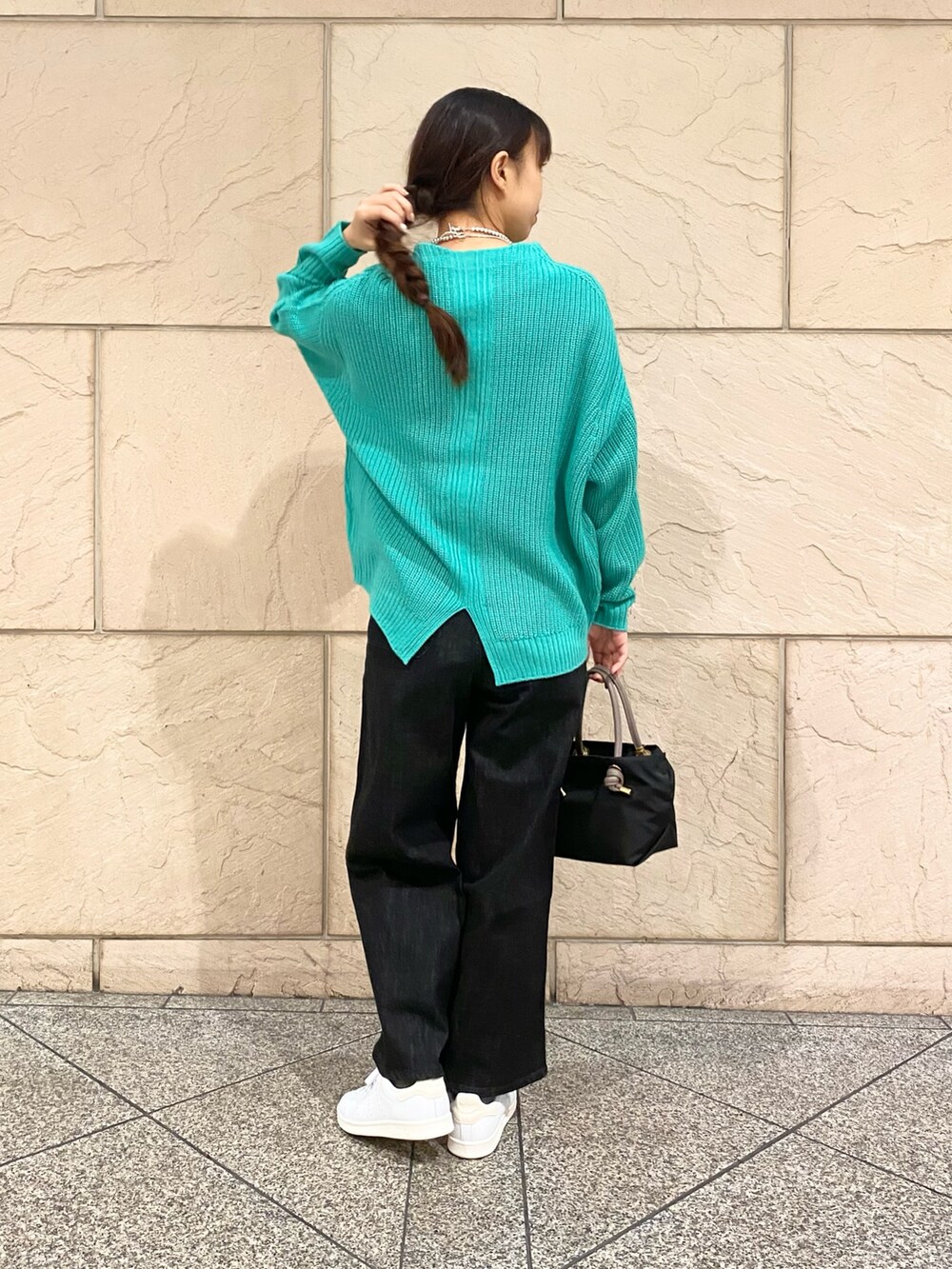 「URBAN RESEARCH ROSSO、URBAN RESEARCH、ROSSO、クリスマスに着たい服、冬コーデ、休日スタイル、大人コーデ、あったかコーデ、ニットコーデ、オトナカジュアル、カラーニット、グリーン、デニム、イエベ秋、骨格ウェーブ」｜「URBAN RESEARCH ROSSO WOMENのボートネックバックスリット畦ニット（ニット/セーター、グリーン系）」を使った、matsuさん（レディース・162cm）の冬コーディネートの4枚目の写真