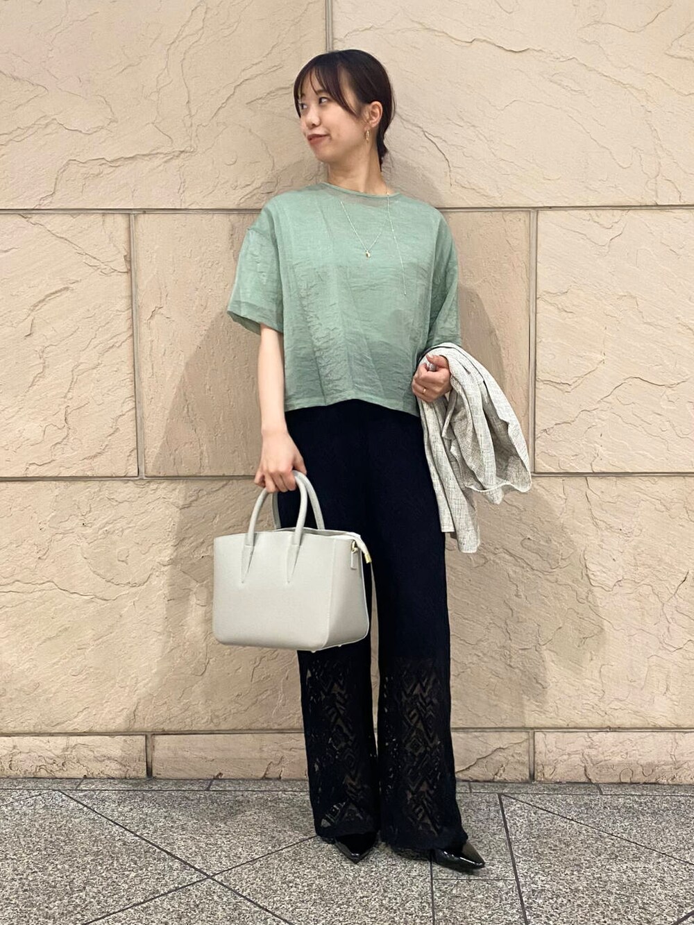 「大人カジュアル、キレイめ、きれいめカジュアル、パンツ、夏コーデ、newarrival、オフィスカジュアル、フェミニン、ROSSO、夏服、オンオフ兼用、オンオフ、大人かわいい、20代後半、骨格ウェーブ」｜「URBAN RESEARCHのポインテッドバックストラップシューズ（パンプス、ブラック系）」を使った、matsuさん（レディース・162cm）の夏コーディネートの4枚目の写真