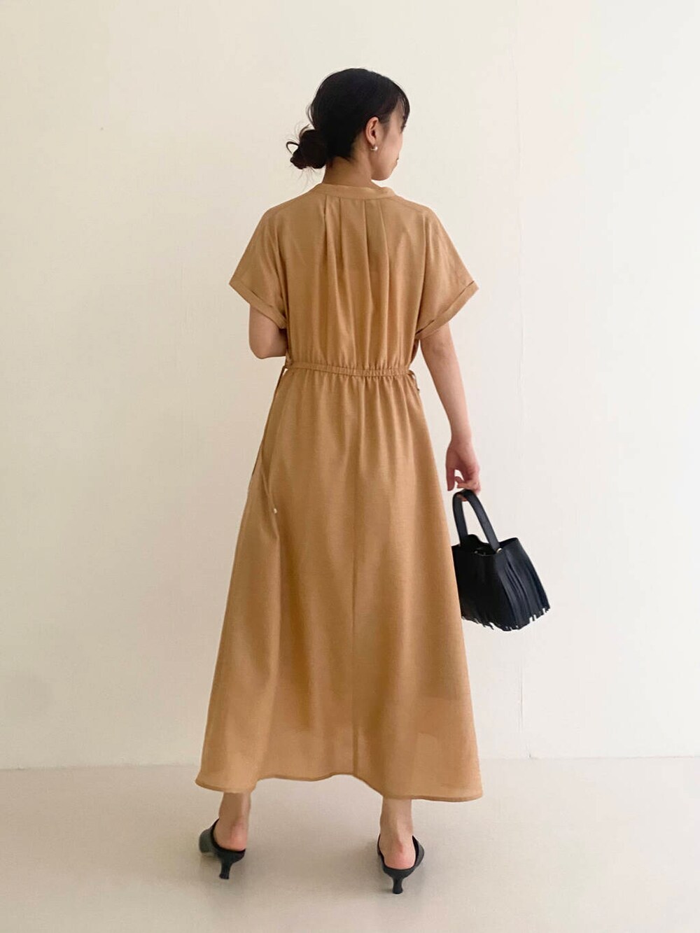 「ワンピース、大人カジュアル、キレイめ、きれいめカジュアル、夏コーデ、newarrival、オフィスカジュアル、フェミニン、ROSSO、夏服、オンオフ兼用、オンオフ、大人かわいい、20代後半、骨格ウェーブ」｜「URBAN RESEARCH ROSSO WOMENのAULENTTI　フリンジBAG（ハンドバッグ、ブラック系）」を使った、matsuさん（レディース・162cm）の春コーディネートの3枚目の写真
