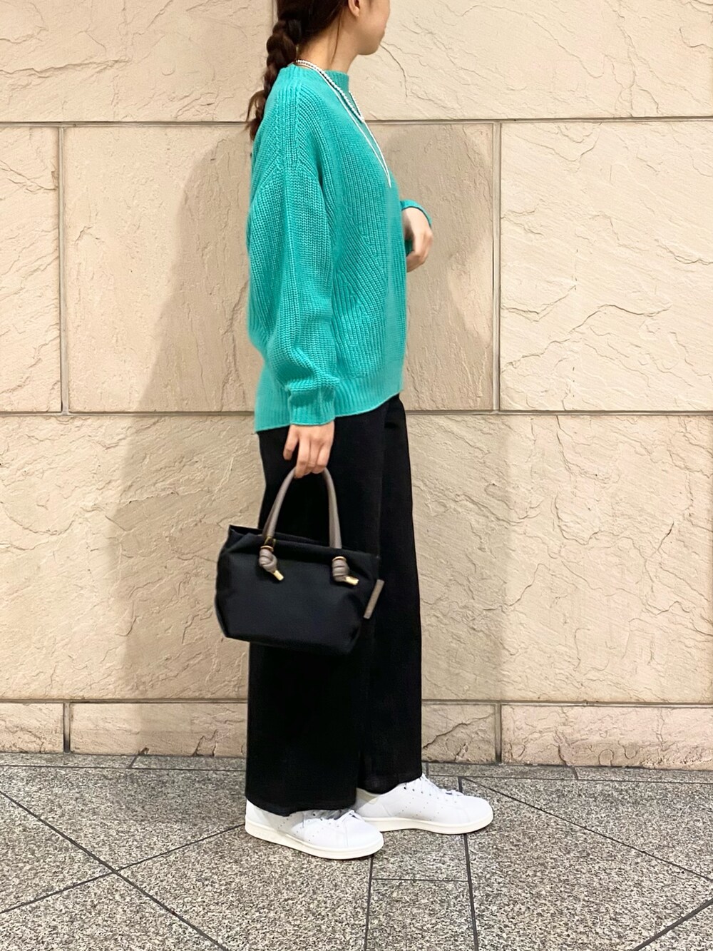 「URBAN RESEARCH ROSSO、URBAN RESEARCH、ROSSO、クリスマスに着たい服、冬コーデ、休日スタイル、大人コーデ、あったかコーデ、ニットコーデ、オトナカジュアル、カラーニット、グリーン、デニム、イエベ秋、骨格ウェーブ」｜「URBAN RESEARCH ROSSO WOMENのボートネックバックスリット畦ニット（ニット/セーター、グリーン系）」を使った、matsuさん（レディース・162cm）の冬コーディネートの3枚目の写真