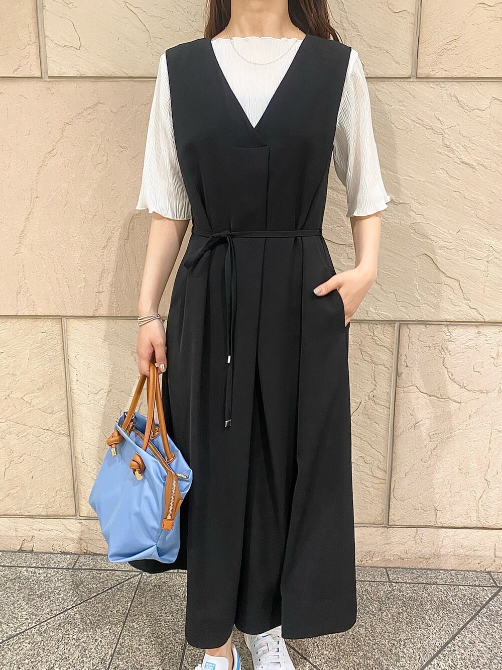 「URBAN RESEARCH ROSSO、きれいめカジュアル、スニーカー、春夏コーデ、シンプルコーデ、モノトーン、雨の日コーデ、楽チンコーデ、パンツスタイル、スニーカーコーデ、オールインワン」｜「URBAN RESEARCH ROSSO WOMENの撥水Vネックオールインワン（つなぎ/オールインワン、ブラック系）」を使った、matsuさん（レディース・162cm）の春コーディネートの4枚目の写真