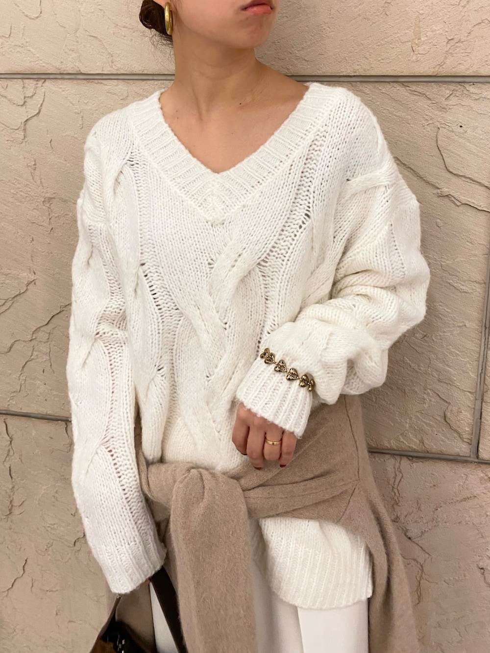 ホワイト系のニット/セーター、ベージュ系のカーディガン/ボレロ、ホワイト系のその他パンツを着用したレディースの冬コーディネートの5枚目の写真