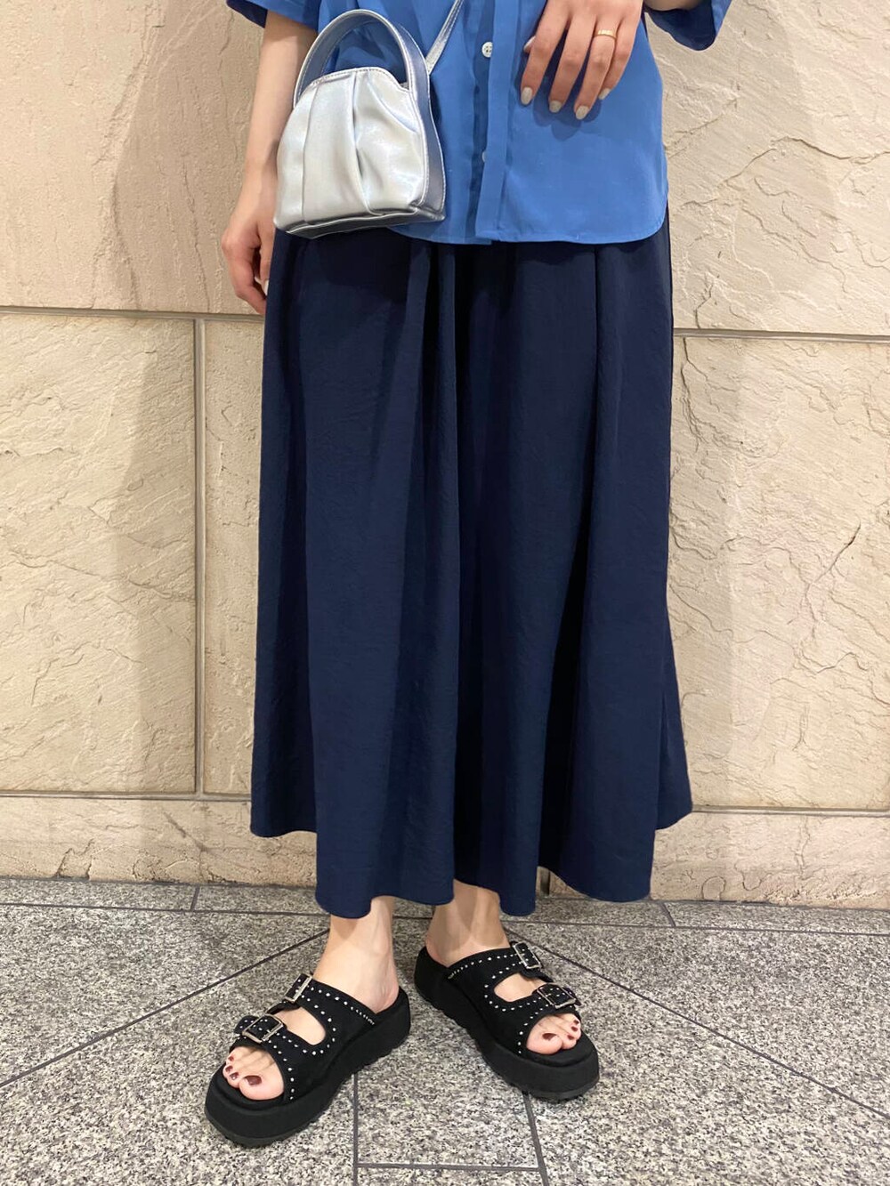 シルバー系のハンドバッグ、ブルー系のその他パンツ、ブルー系のシャツ/ブラウスを着用したレディースの夏コーディネートの6枚目の写真