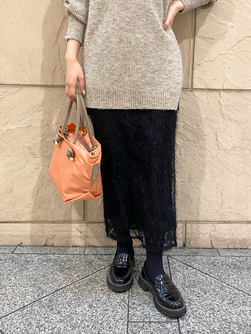 「ROSSO、URBAN RESEARCH ROSSO、URBAN RESEARCH、真冬のあったかスタイル、ニット、冬コーデ、デートコーデ、きれいめカジュアル、ゆるニット、ゆるコーデ、レーススカート、オトナカジュアル、オトナ女子、イエベ秋、骨格ウェーブ」|「URBAN RESEARCH ROSSO WOMENのレイヤードデザインニット(ニット/セーター、ベージュ系)」を使った、matsuさん(レディース・162cm)の冬コーディネートの7枚目の写真