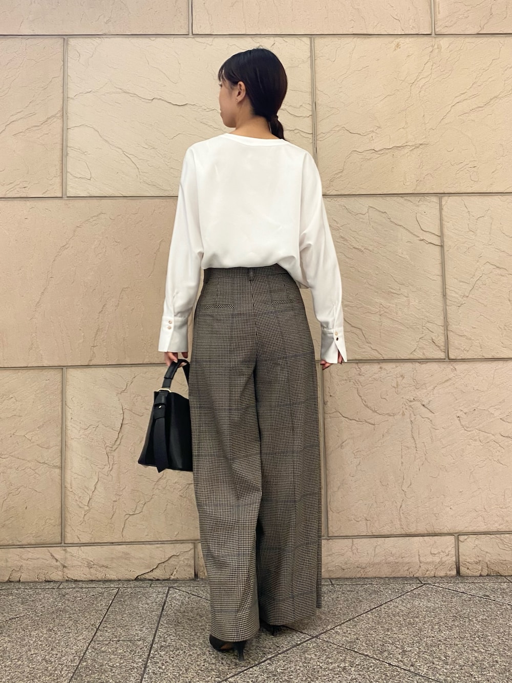 ホワイト系のシャツ/ブラウス、ブラウン系のその他パンツを着用したレディースの秋コーディネートの4枚目の写真