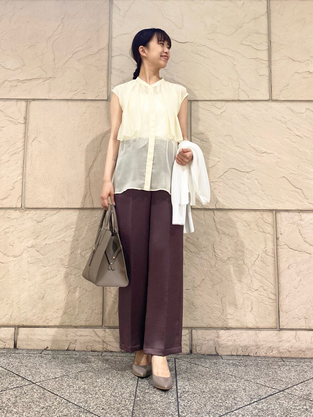 「URBAN RESEARCH ROSSO、おしゃ見えテクニック、夏コーデ、トートバッグ、シアートップス、ノースリーブ、きれいめカジュアル、お仕事コーデ、オフィスカジュアル、デートコーデ、デート、大人かわいい、パンツスタイル、ラメ、サテンパンツ」｜「URBAN RESEARCH ROSSO WOMENのベルト付ステッチトートバッグ（ハンドバッグ、グレー系）」を使った、matsuさん（レディース・162cm）の夏コーディネートの2枚目の写真
