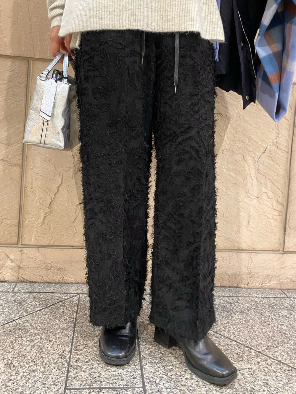 「URBAN RESEARCH ROSSO、URBAN RESEARCH、ROSSO、冬コーデ、チェック、きれいめカジュアル、冬アウター、ダウン、イージーパンツ、タートルネック、ニット、ネイビー、オトナカジュアル、イエベ秋、骨格ウェーブ」|「URBAN RESEARCH ROSSO WOMENの撥水スタンドミドルダウンコート(ダウンジャケット/コート、ブルー系)」を使った、matsuさん(レディース・162cm)の冬コーディネートの6枚目の写真