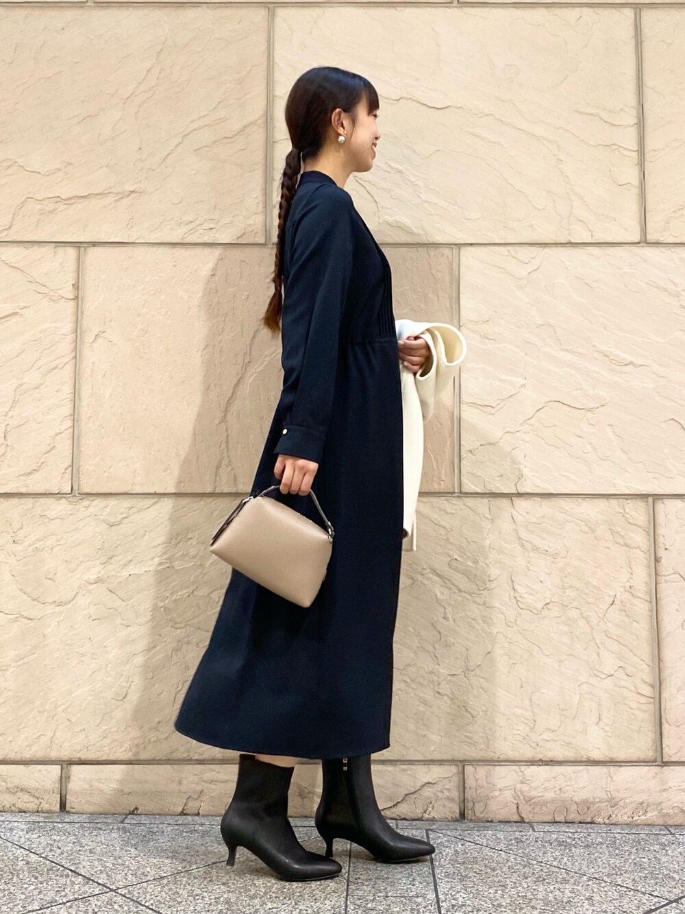「URBAN RESEARCH ROSSO、URBAN RESEARCH、ベスト、秋っぽコーデ更新中、デートコーデ、秋コーデ、ワンピース、モノトーン、お出かけコーデ、大人コーデ、ミニバッグ、ポンチョ、きれいめカジュアル、食事会、イエベ秋」|「URBAN RESEARCH ROSSO WOMENのピンタックストレートワンピース(ワンピース、ブルー系)」を使った、matsuさん(レディース・162cm)の秋コーディネートの6枚目の写真