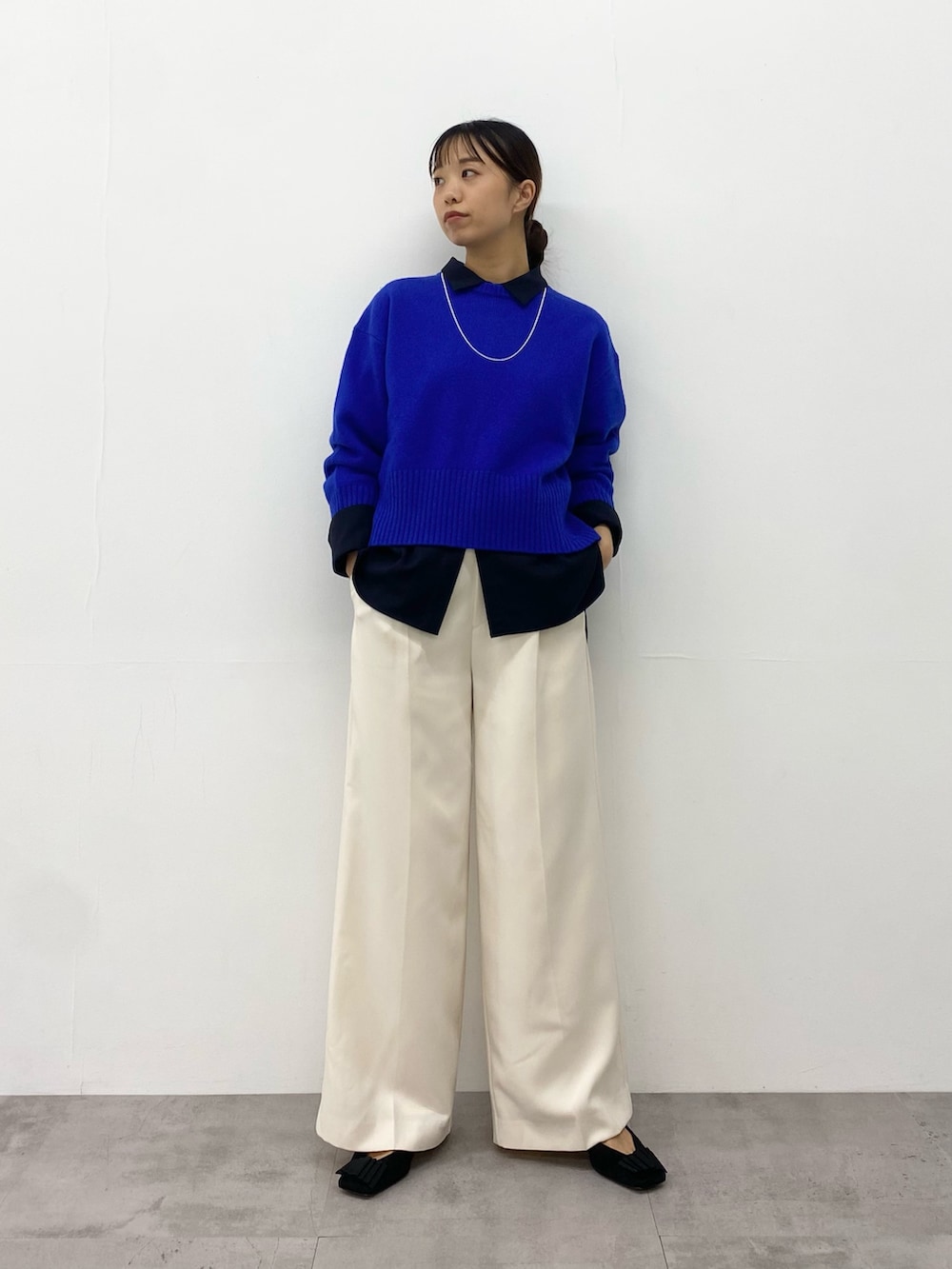 ブルー系のニット/セーター、ブルー系のニット/セーター、ブルー系のシャツ/ブラウスを着用したレディースの秋コーディネートの2枚目の写真