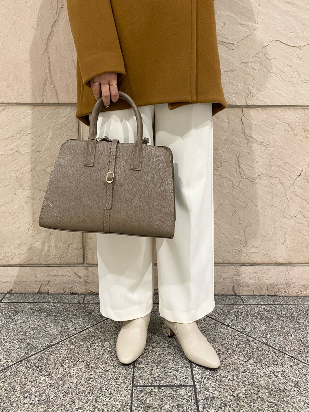 「URBAN RESEARCH ROSSO、URBAN RESEARCH、ROSSO、ブラウン、冬コーデ、きれいめカジュアル、冬アウター、ブーツ、ウールコート、ノーカラーコート、パンツスタイル、オトナカジュアル、初冬コーデ、イエベ秋、骨格ウェーブ」｜「URBAN RESEARCH ROSSO WOMENのLaTorreノーカラーコート（ノーカラーコート、イエロー系）」を使った、matsuさん（レディース・162cm）の秋コーディネートの6枚目の写真