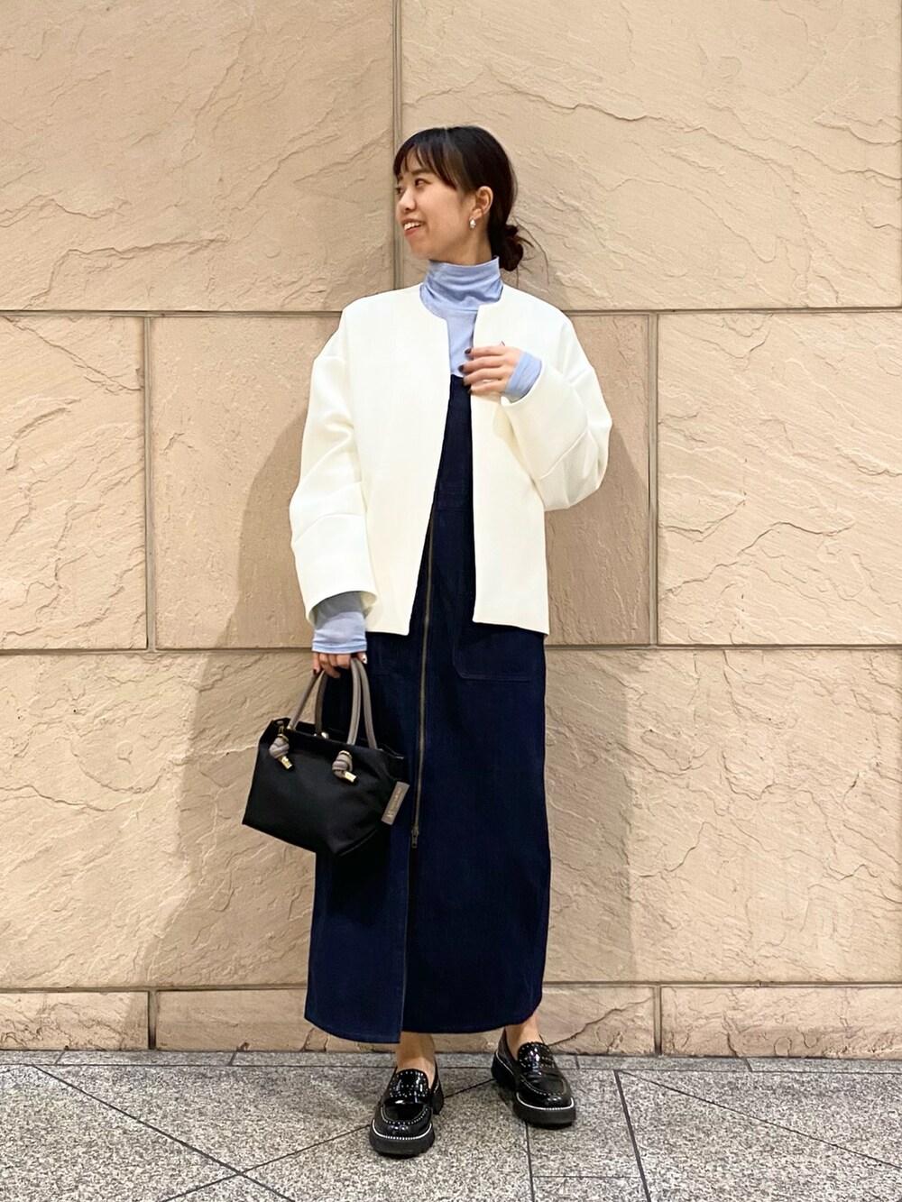 「URBAN RESEARCH ROSSO、ROSSO、URBAN RESEARCH、デニム、お出かけコーデ、デートコーデ、きれいめカジュアル、ジャンパースカート、デニムワンピース、LEE、タートルネック、オトナカジュアル、イエベ秋、骨格ウェーブ」｜「URBAN RESEARCH ROSSO WOMENのシルク混タートルネックプルオーバー（Tシャツ/カットソー、ブルー系）」を使った、matsuさん（レディース・162cm）の冬コーディネートの3枚目の写真