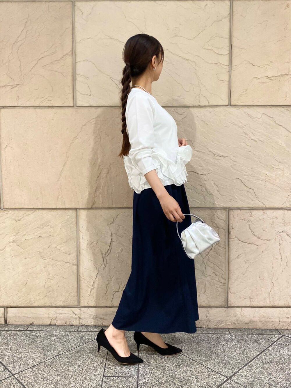「大人カジュアル、キレイめ、きれいめカジュアル、夏コーデ、newarrival、オフィスカジュアル、フェミニン、ROSSO、夏服、オンオフ兼用、オンオフ、大人かわいい、20代後半、骨格ウェーブ、着映え」|「URBAN RESEARCH ROSSO WOMENの『MADE IN JAPAN』オリジナルスウェードパンプス(パンプス、ブラック系)」を使った、matsuさん(レディース・162cm)の夏コーディネートの3枚目の写真