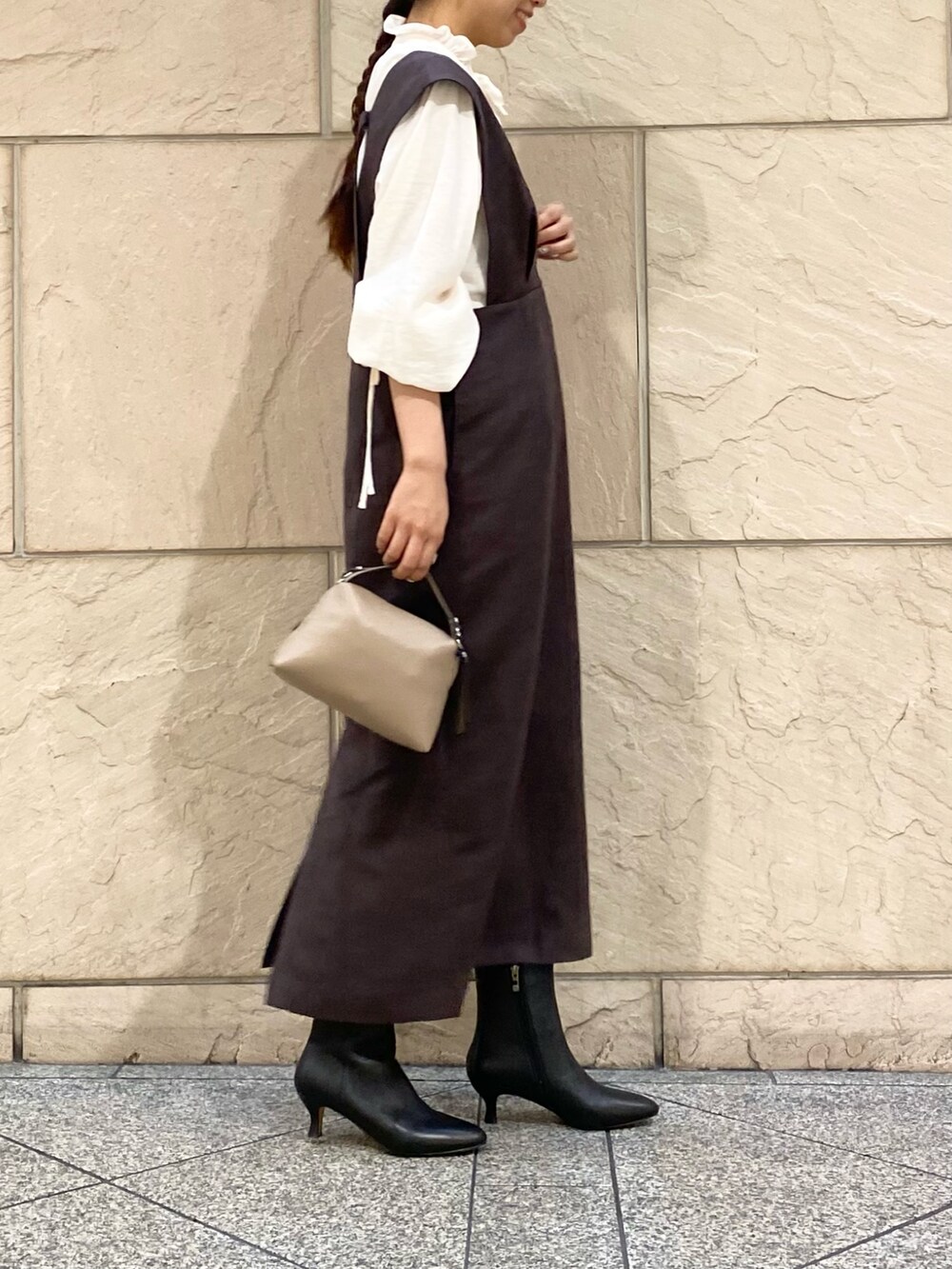「URBAN RESEARCH ROSSO、秋コーデ、URBAN RESEARCH、デートコーデ、ブラウン、お出かけコーデ、レイヤードスタイル、ブラウス、ジャンパースカート、大人コーデ、キレイめカジュアル、オトナカジュアル、大人カジュアル、イエベ秋、骨格ウェーブ」｜「URBAN RESEARCH ROSSO WOMENのバックベルトワンピース（ジャンパースカート、レッド系）」を使った、matsuさん（レディース・162cm）の秋コーディネートの3枚目の写真
