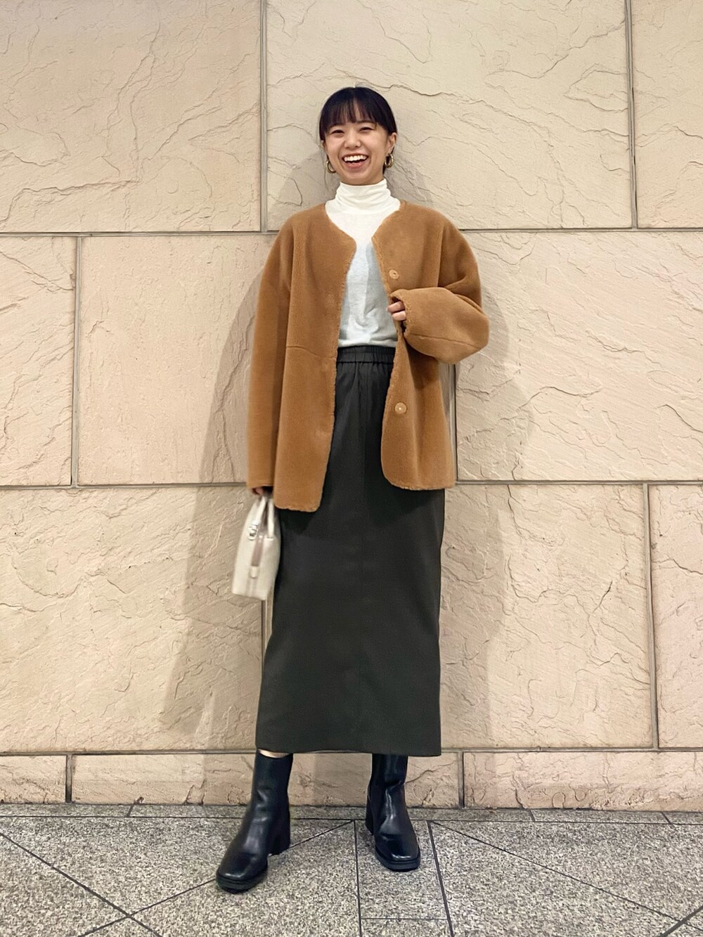 「URBAN RESEARCH ROSSO、URBAN RESEARCH、ROSSO、秋コーデ、お出かけコーデ、ブーツ、休日スタイル、ブラウン、ボア、リバーシブル、タイトスカート、オトナカジュアル、キレイめカジュアル、イエベ秋、骨格ウエーブ」｜「URBAN RESEARCH ROSSO WOMENのシルクウールボアリバーシブルコート（その他アウター、イエロー系）」を使った、matsuさん（レディース・162cm）の秋コーディネートの2枚目の写真