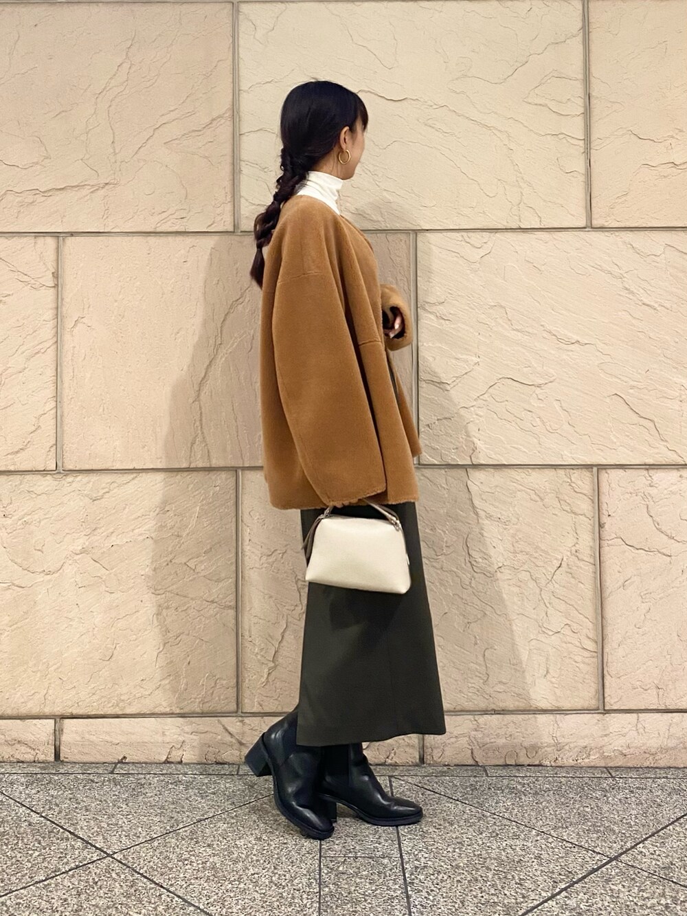 「URBAN RESEARCH ROSSO、URBAN RESEARCH、ROSSO、秋コーデ、お出かけコーデ、ブーツ、休日スタイル、ブラウン、ボア、リバーシブル、タイトスカート、オトナカジュアル、キレイめカジュアル、イエベ秋、骨格ウエーブ」｜「URBAN RESEARCH ROSSO WOMENのシルクウールボアリバーシブルコート（その他アウター、イエロー系）」を使った、matsuさん（レディース・162cm）の秋コーディネートの4枚目の写真