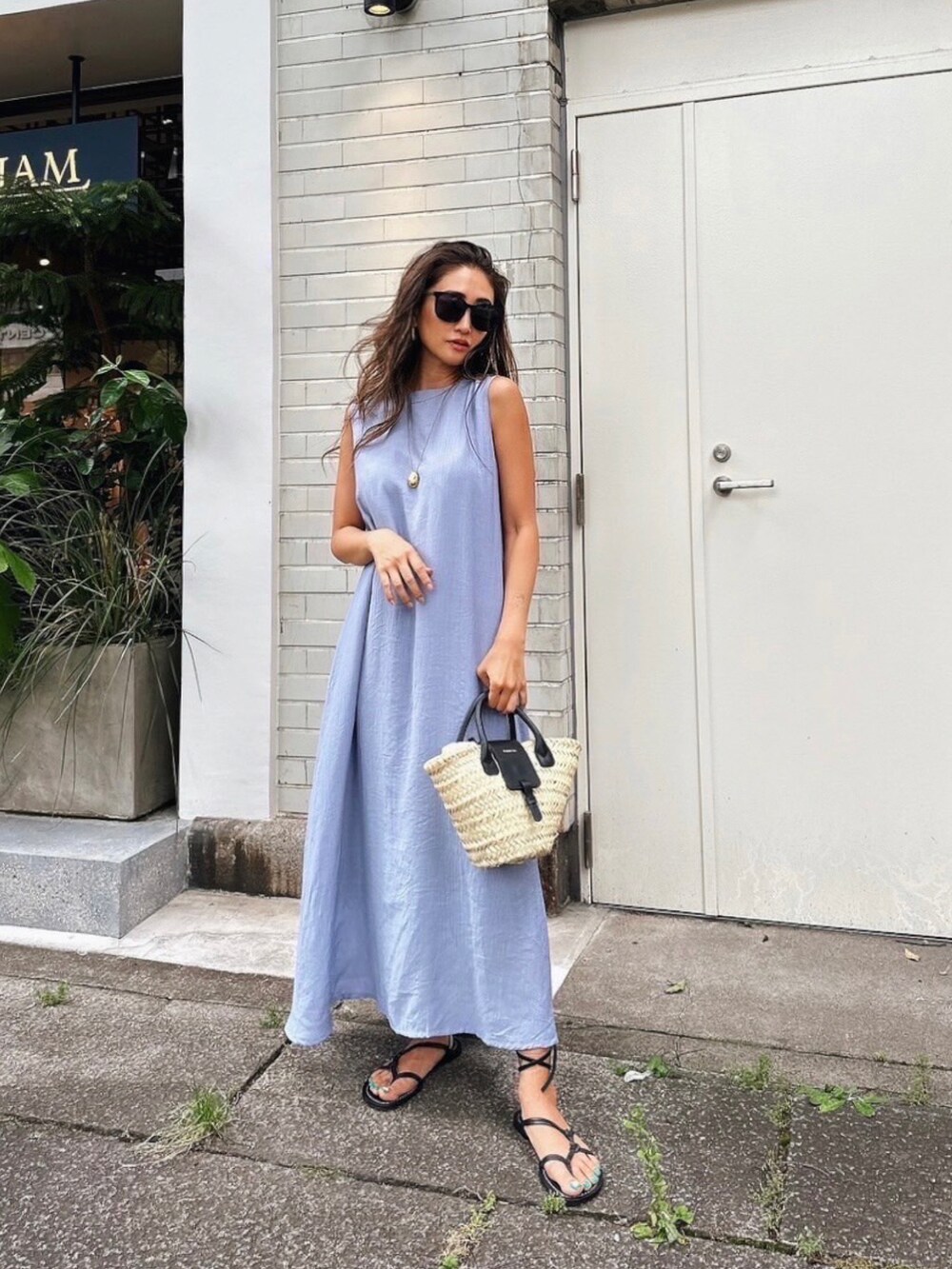 イエロー系のワンピースを着用したレディースの夏コーディネートの3枚目の写真