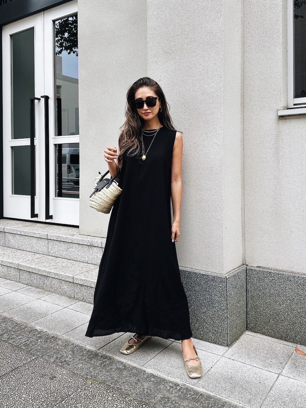 イエロー系のワンピースを着用したレディースの夏コーディネートの4枚目の写真