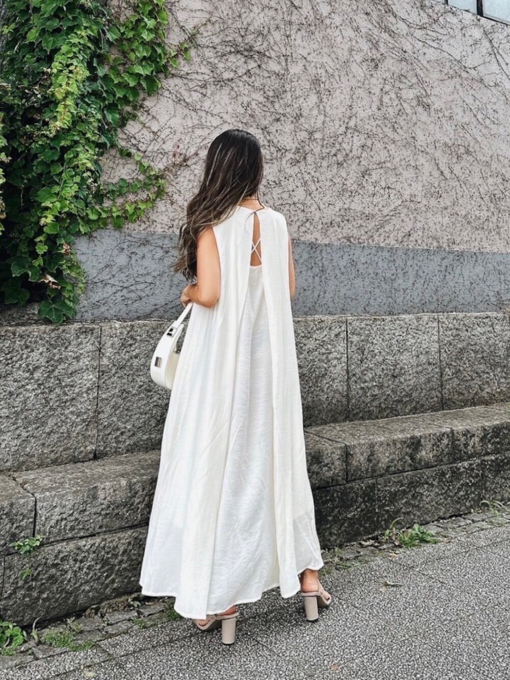 イエロー系のワンピースを着用したレディースの夏コーディネートの2枚目の写真