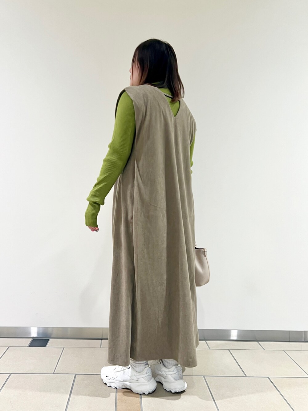 「ITEMS URBANRESEARCH、RODE SKO、ワンピース、コーデュロイワンピース、ニット、カラーニット、ハイネックニット、バッグ、低身長女子、152cm、30代、カジュアル」｜「ITEMS URBANRESEARCHのコーデュロイジャンパースカート（ジャンパースカート、ベージュ系）」を使った、chisaaaさん（レディース・152cm）の秋コーディネートの2枚目の写真