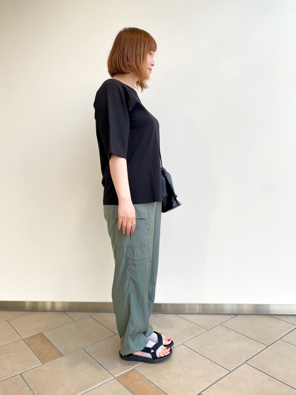 「ゆるコーデ、ジョガーパンツ、半袖Ｔシャツ、楽チンコーデ、ITEMS URBANRESEARCH、低身長女子、夏コーデ、ショルダーバッグ、30代」｜「ITEMS URBANRESEARCHのストレッチハンソデTシャツ（Tシャツ/カットソー、ブラック系）」を使った、chisaaaさん（レディース・152cm）の夏コーディネートの2枚目の写真