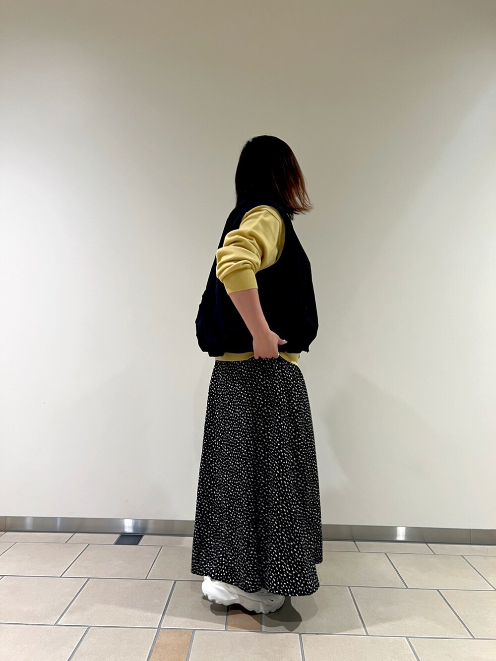 「200日ニット、低身長女子、ITEMS URBANRESEARCH、DOORS、ニット、ベスト、柄スカート、ショルダーバッグ、秋コーデ、カラーニット」｜「ITEMS URBANRESEARCHのナイロンコクーンベスト（ベスト、ブラック系）」を使った、chisaaaさん（レディース・152cm）の秋コーディネートの2枚目の写真
