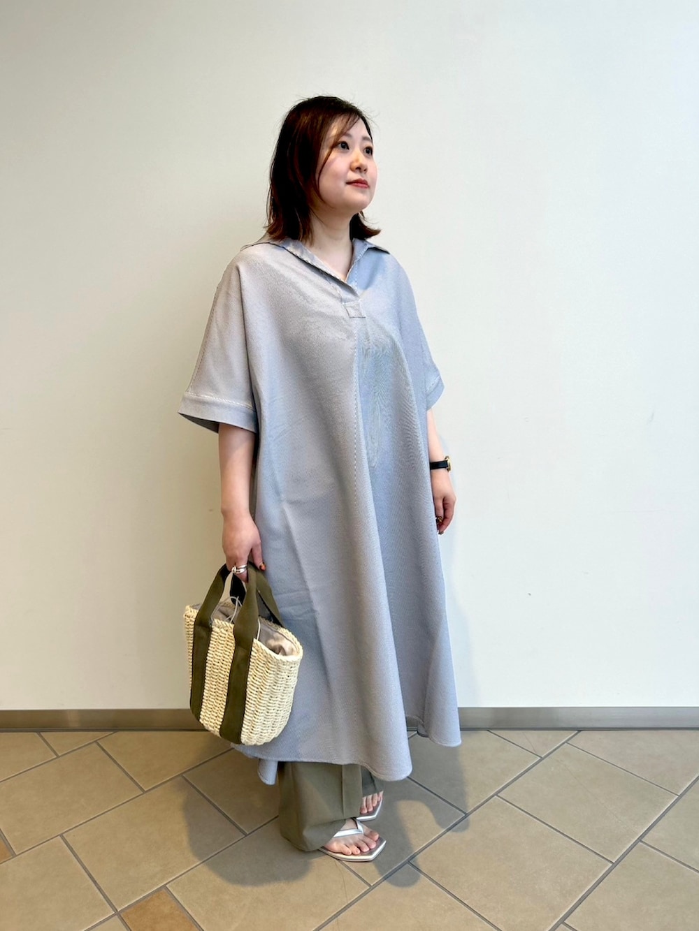 「低身長、アイテムズアーバンリサーチ、ワンピース、シャツワンピース、リネンパンツ、ワンピース×パンツ、体型カバー、夏コーデ」｜「ITEMS URBANRESEARCHのサッカーストライプスキッパーワンピース（ワンピース、ブラック系）」を使った、chisaaaさん（レディース・152cm）の春コーディネートの4枚目の写真
