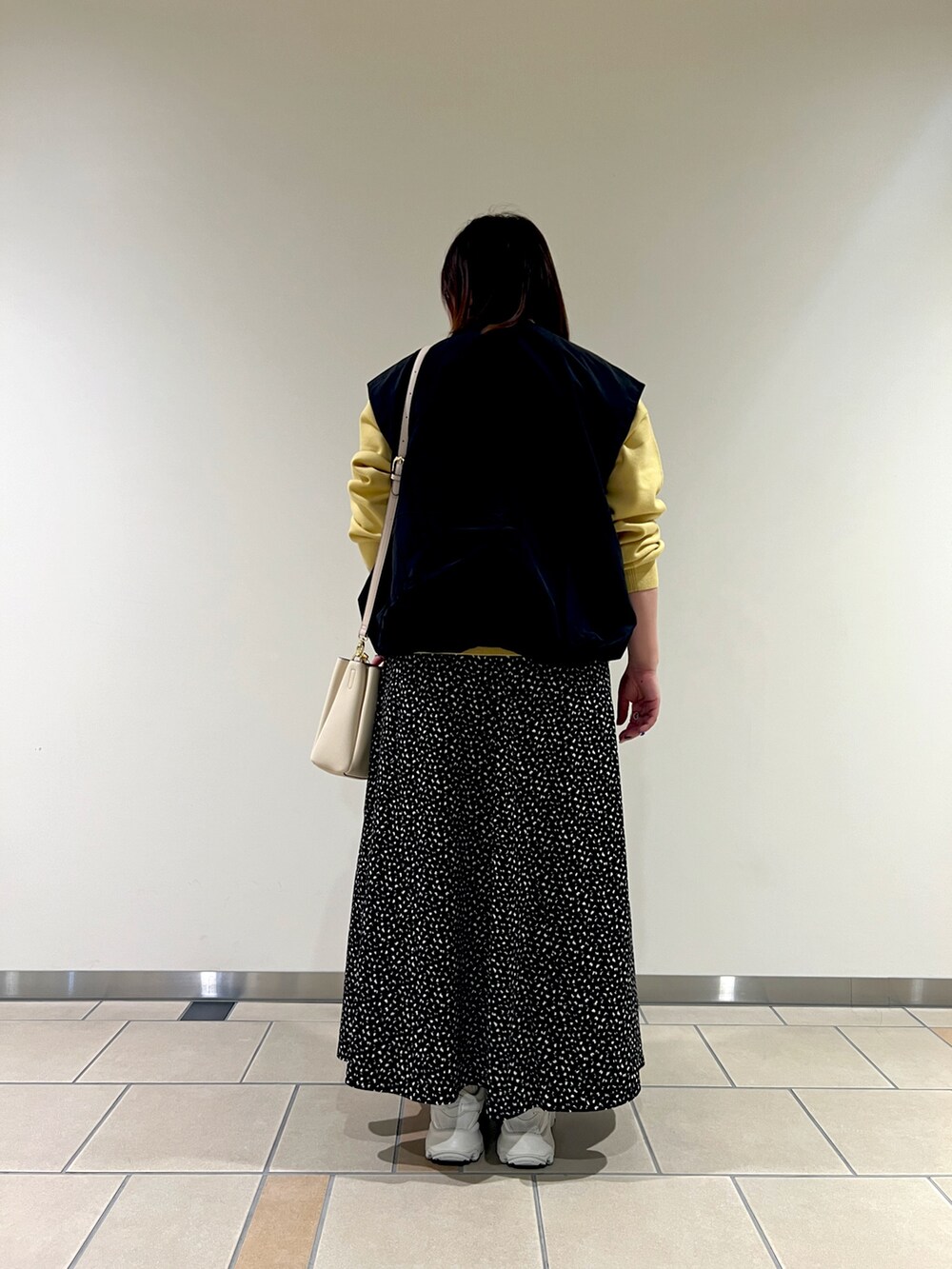 「200日ニット、低身長女子、ITEMS URBANRESEARCH、DOORS、ニット、ベスト、柄スカート、ショルダーバッグ、秋コーデ、カラーニット」｜「ITEMS URBANRESEARCHのナイロンコクーンベスト（ベスト、ブラック系）」を使った、chisaaaさん（レディース・152cm）の秋コーディネートの3枚目の写真