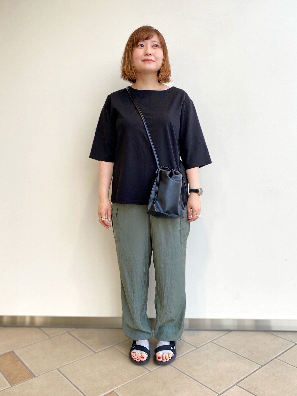 「ゆるコーデ、ジョガーパンツ、半袖Ｔシャツ、楽チンコーデ、ITEMS URBANRESEARCH、低身長女子、夏コーデ、ショルダーバッグ、30代」｜「ITEMS URBANRESEARCHのストレッチハンソデTシャツ（Tシャツ/カットソー、ブラック系）」を使った、chisaaaさん（レディース・152cm）の夏コーディネートの4枚目の写真