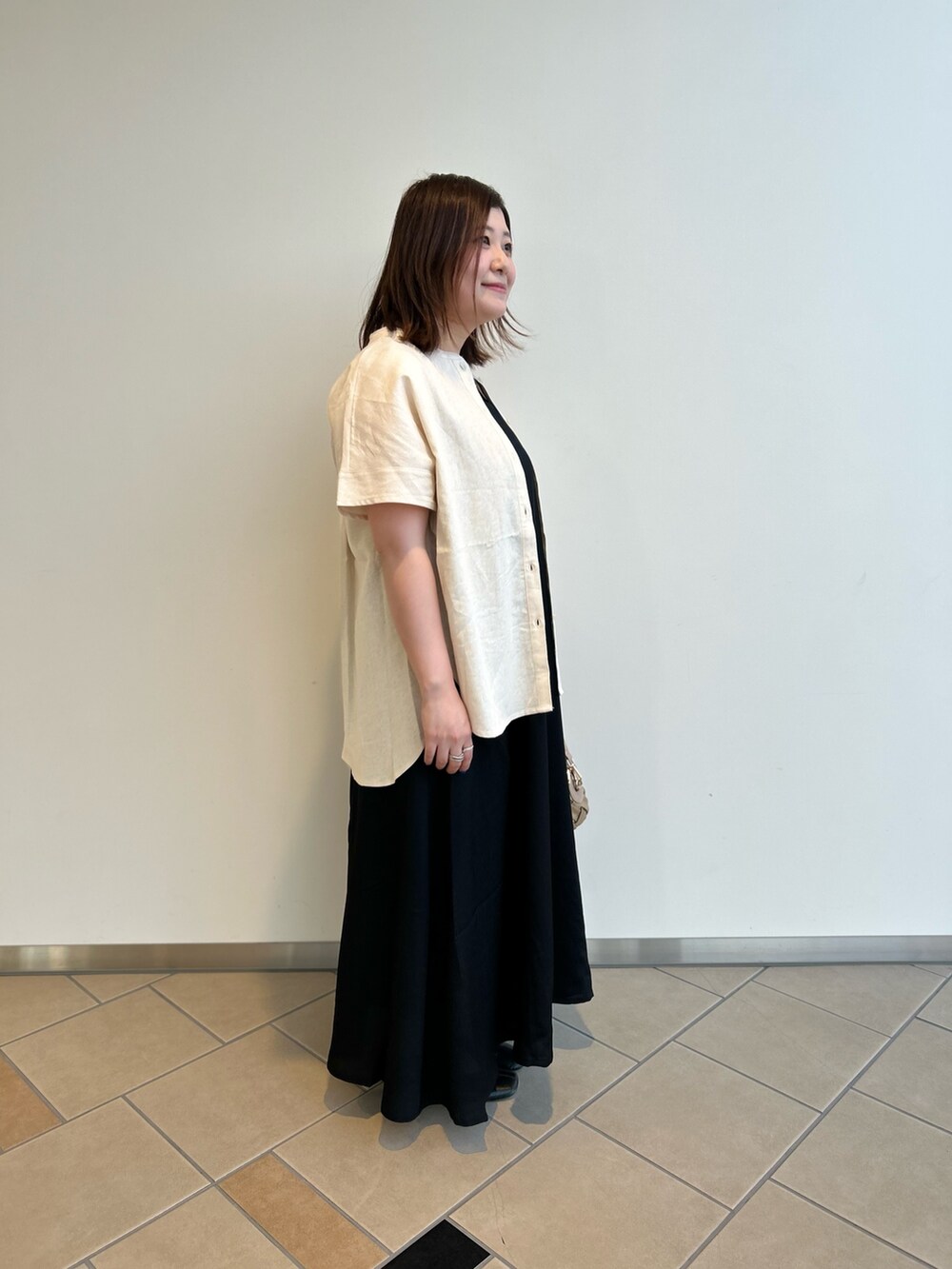 「きれいめカジュアル、ワンピース、キャミワンピ、ITEMS URBANRESEARCH、RODE SKO、オールシーズン、バッグ、リネンシャツ、低身長、152cm、タンクトップ、夏から秋へ、晩夏」｜「ITEMS URBANRESEARCHのキャミワンピース（ワンピース、ブラック系）」を使った、chisaaaさん（レディース・152cm）の夏コーディネートの3枚目の写真