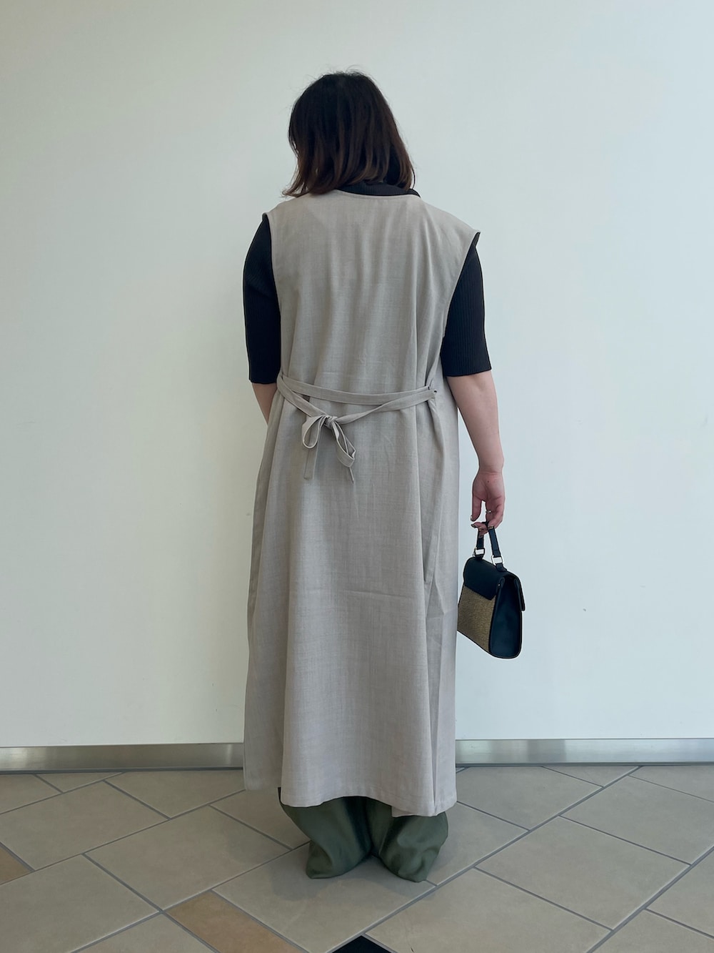 「レイヤードスタイル、きれいめカジュアル、夏コーデ、ITEMS URBANRESEARCH、RODE SKO、パンツスタイル、カーゴパンツ、サマーニット、ワンピース、2wayワンピース、ジレワンピース、低身長、30代」｜「ITEMS URBANRESEARCHのクルーネックリブニット（ニット/セーター、グレー系）」を使った、chisaaaさん（レディース・152cm）の夏コーディネートの3枚目の写真
