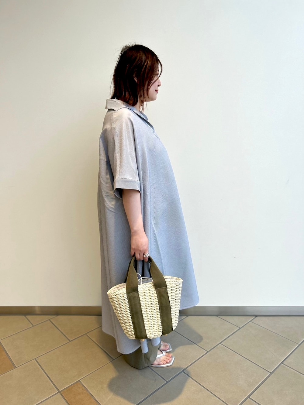「低身長、アイテムズアーバンリサーチ、ワンピース、シャツワンピース、リネンパンツ、ワンピース×パンツ、体型カバー、夏コーデ」｜「ITEMS URBANRESEARCHのサッカーストライプスキッパーワンピース（ワンピース、ブラック系）」を使った、chisaaaさん（レディース・152cm）の春コーディネートの2枚目の写真