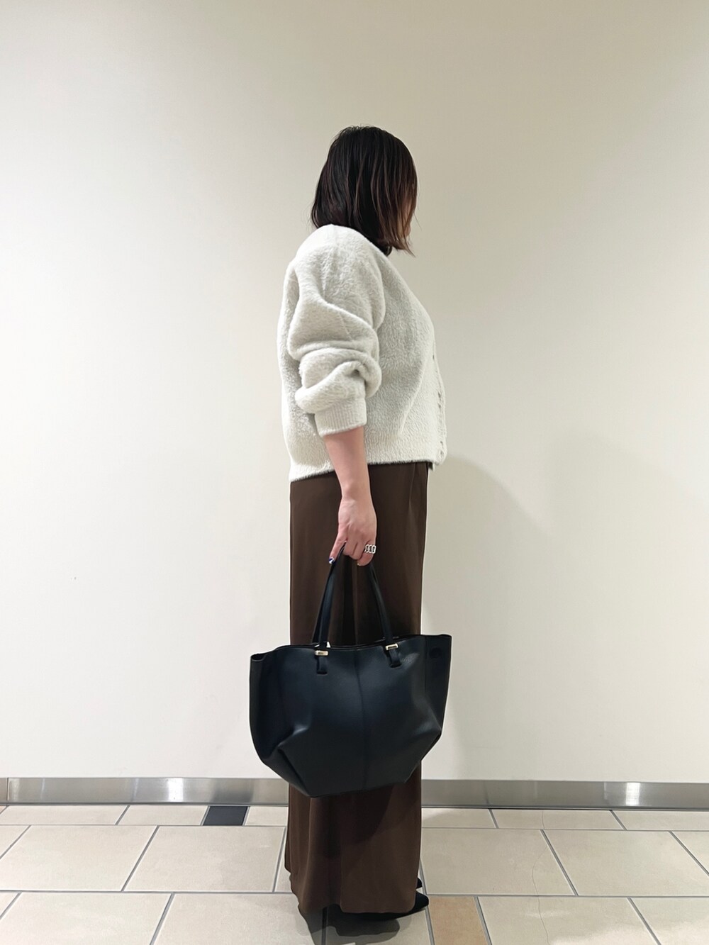 「ITEMS URBANRESEARCH、RODE SKO、カーディガン、ニットカーディガン、パンツスタイル、バッグ、カジュアル、きれいめカジュアル、タンクトップ、30代、低身長女子」｜「ITEMS URBANRESEARCHのラメニットスクエアタンクトップ（タンクトップ、ブラック系）」を使った、chisaaaさん（レディース・152cm）の秋コーディネートの2枚目の写真