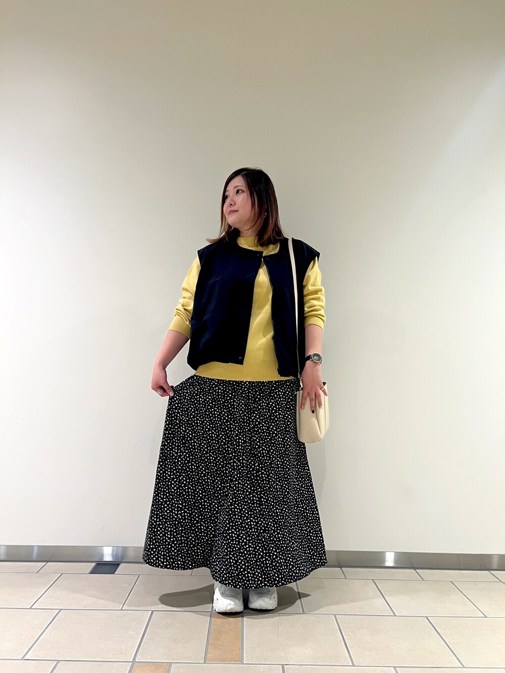 「200日ニット、低身長女子、ITEMS URBANRESEARCH、DOORS、ニット、ベスト、柄スカート、ショルダーバッグ、秋コーデ、カラーニット」｜「ITEMS URBANRESEARCHのナイロンコクーンベスト（ベスト、ブラック系）」を使った、chisaaaさん（レディース・152cm）の秋コーディネートの4枚目の写真