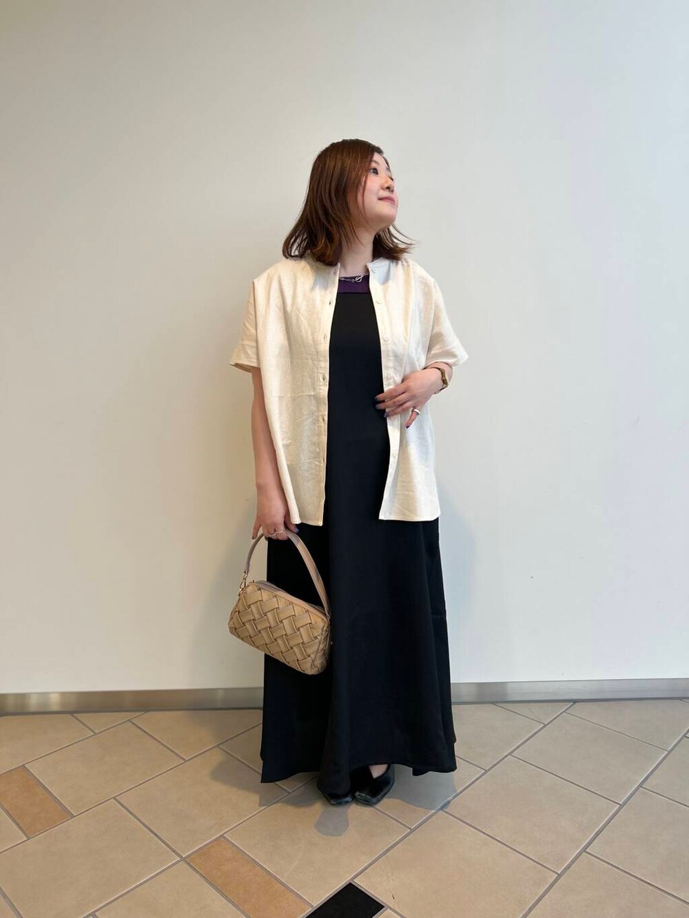 ベージュ系のシャツ/ブラウス、ベージュ系のショルダーバッグ、レッド系のタンクトップを着用したレディースの夏コーディネートの4枚目の写真