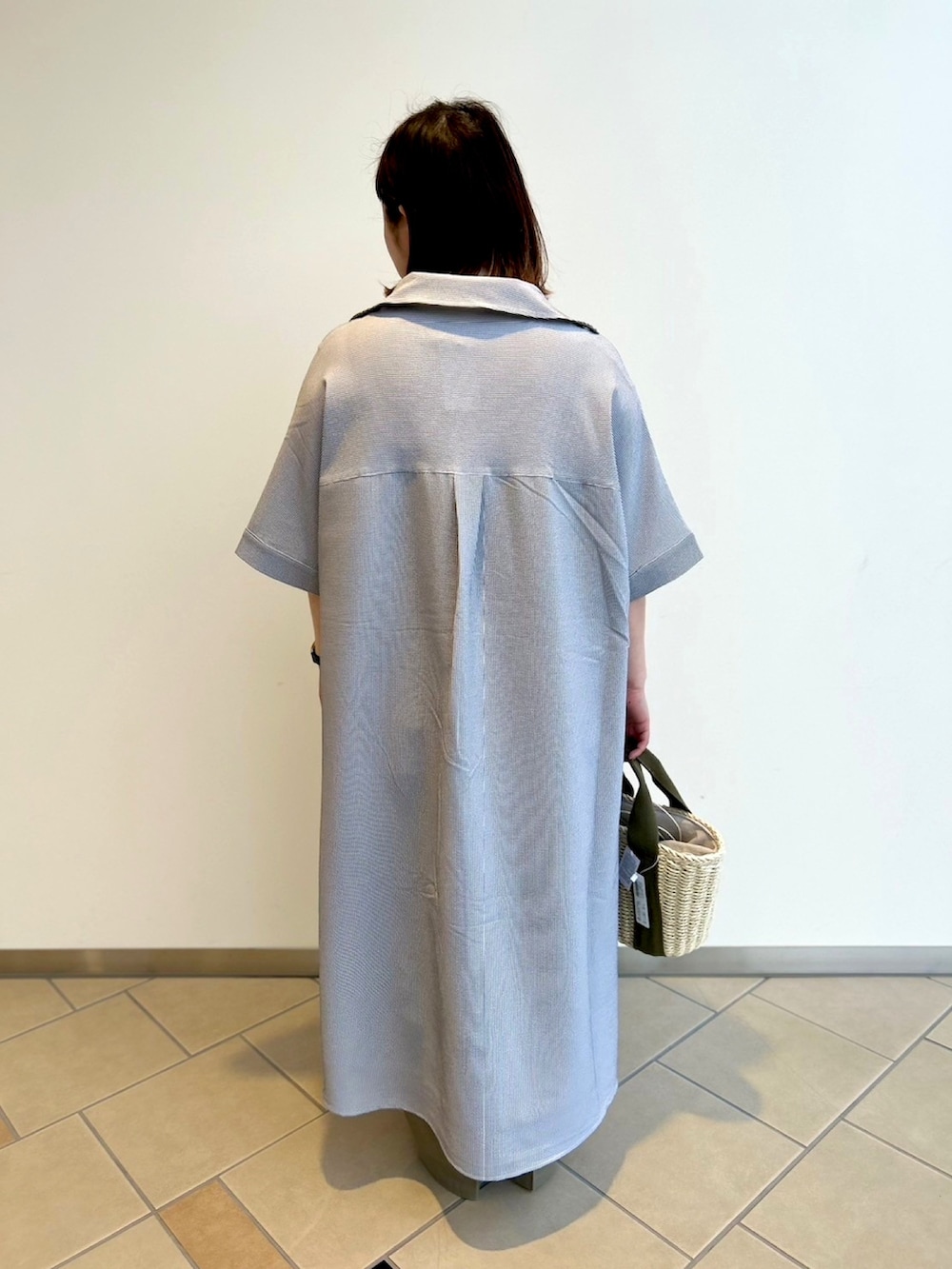 「低身長、アイテムズアーバンリサーチ、ワンピース、シャツワンピース、リネンパンツ、ワンピース×パンツ、体型カバー、夏コーデ」｜「ITEMS URBANRESEARCHのサッカーストライプスキッパーワンピース（ワンピース、ブラック系）」を使った、chisaaaさん（レディース・152cm）の春コーディネートの3枚目の写真