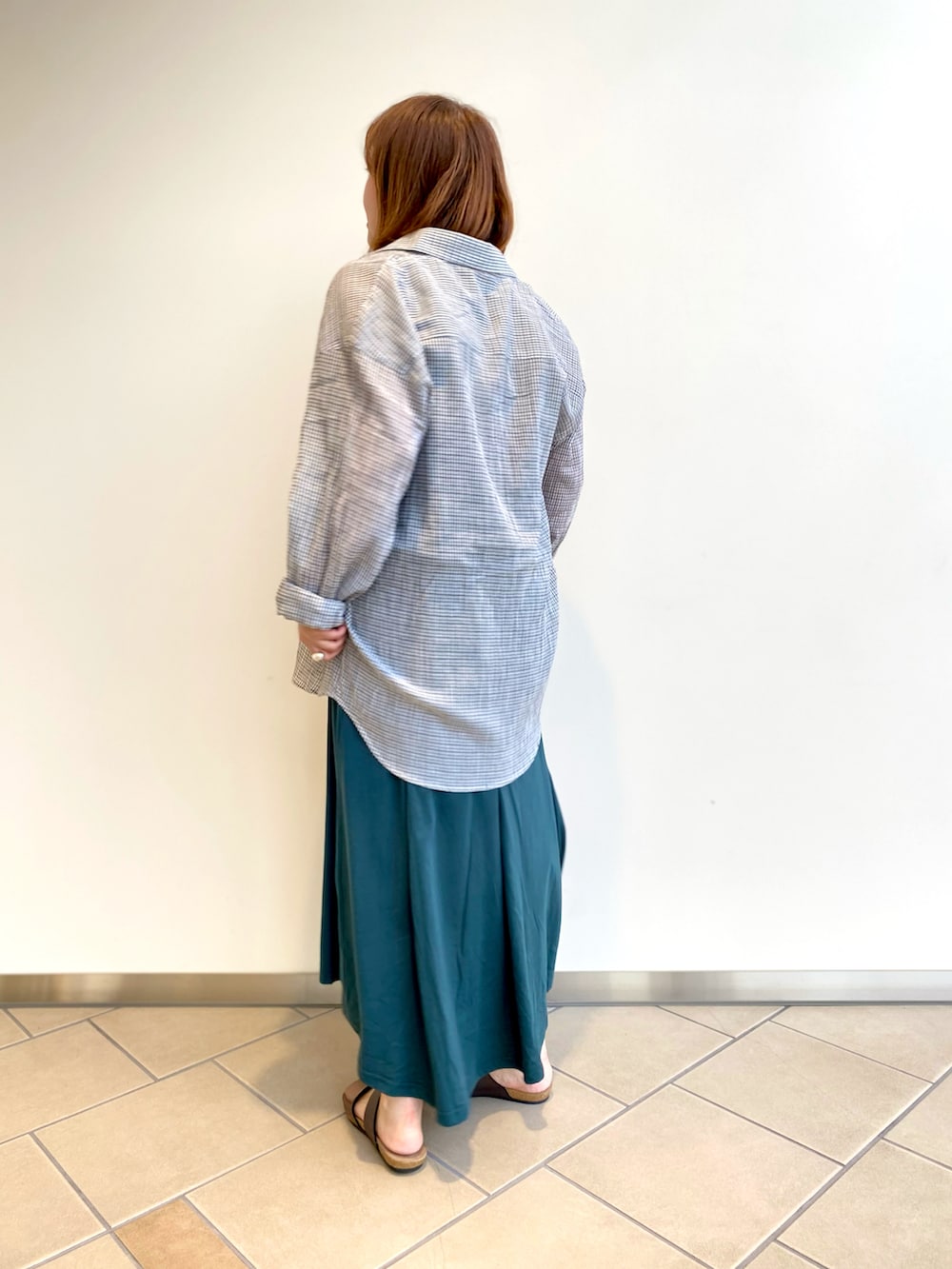 「大人カジュアル、低身長女子、ノースリーブワンピース、チェックシャツ、サンダル、夏コーデ、ラクチンコーデ、ITEMS URBANRESEARCH、30代」｜「ITEMS URBANRESEARCHのチェックシアーオーバーシャツ（シャツ/ブラウス、ホワイト系）」を使った、chisaaaさん（レディース・152cm）の夏コーディネートの2枚目の写真