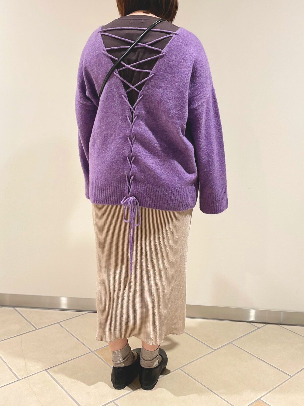 「私の推しブランド、ITEMS URBANRESEARCH、URBAN RESEARCH DOORS、ニット、バック編みニット、パープル、タイトスカート、ショルダーバッグ、パンプス、30代、低身長女子」|「URBAN RESEARCH DOORSのソフトフラットシューズ(パンプス、ブラック系)」を使った、chisaaaさん(レディース・152cm)の冬コーディネートの3枚目の写真