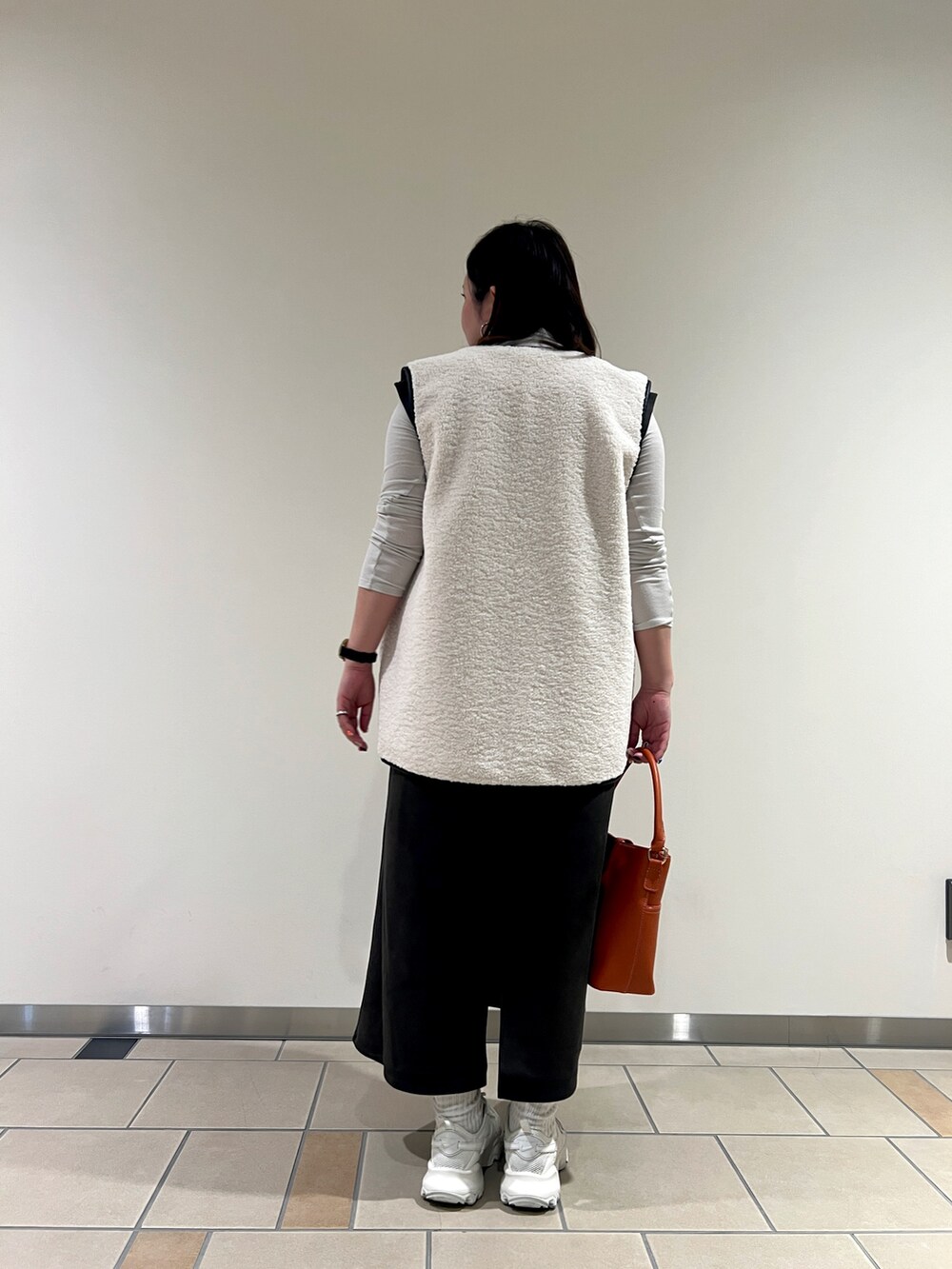 「秋コーデ、ITEMS URBANRESEARCH、ワンピース、ベスト、ボアベスト、フェイクスエードベスト、リバーシブル、ハイネックカットソー、バッグ、低身長女子、30代」｜「ITEMS URBANRESEARCHのリブタートルネックカットソー（Tシャツ/カットソー、グレー系）」を使った、chisaaaさん（レディース・152cm）の秋コーディネートの3枚目の写真