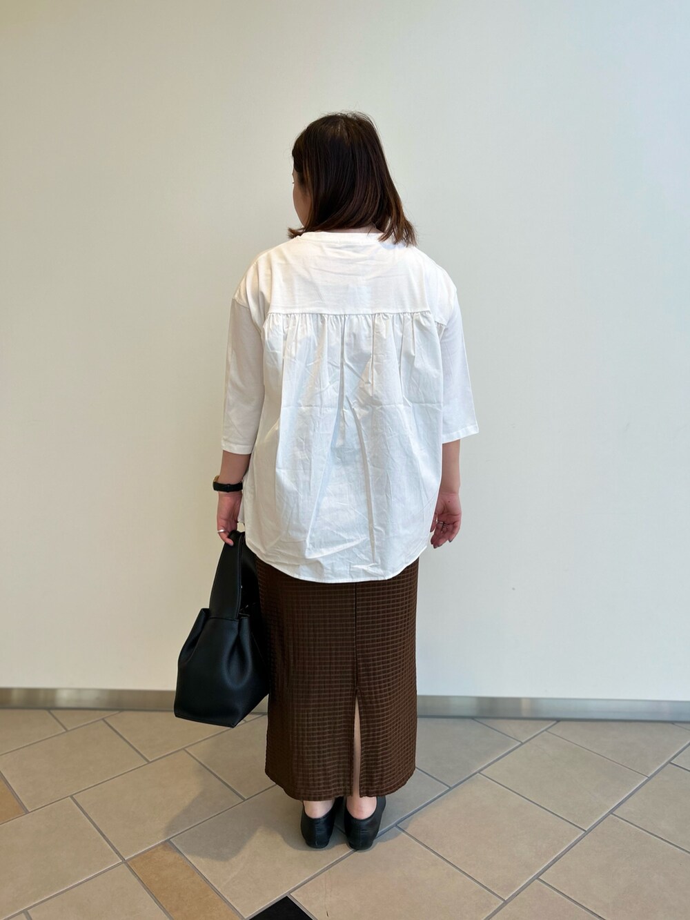 「ITEMS URBANRESEARCH、タイトスカート、Tシャツ、ギャザーカットソー、晩夏、夏物で秋コーデ風、バッグ、URBAN RESEARCH、低身長、30代」｜「ITEMS URBANRESEARCHのギャザードッキングハンソデTシャツ（Tシャツ/カットソー、ホワイト系）」を使った、chisaaaさん（レディース・152cm）の夏コーディネートの2枚目の写真