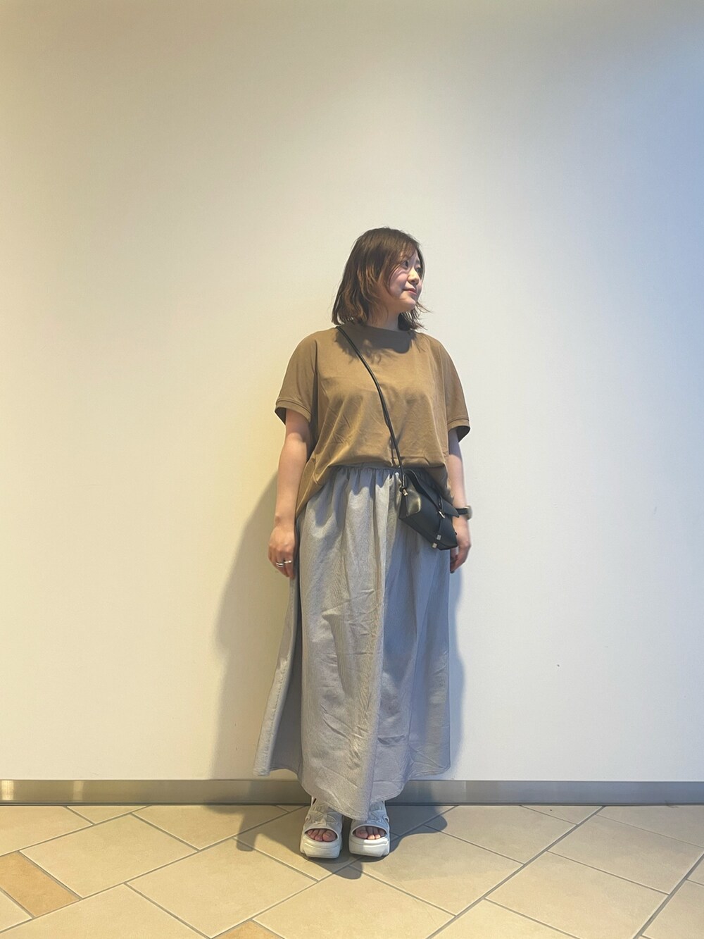 「夏服、カジュアル、低身長、スカート、ロングスカート、Tシャツ、ラフ、アイテムズアーバンリサーチ、ITEMS URBANRESEARCH」｜「ITEMS URBANRESEARCHの『吸水速乾』ドライタッチバックタックプルオーバー（Tシャツ/カットソー、ブラウン系）」を使った、chisaaaさん（レディース・152cm）の夏コーディネートの4枚目の写真