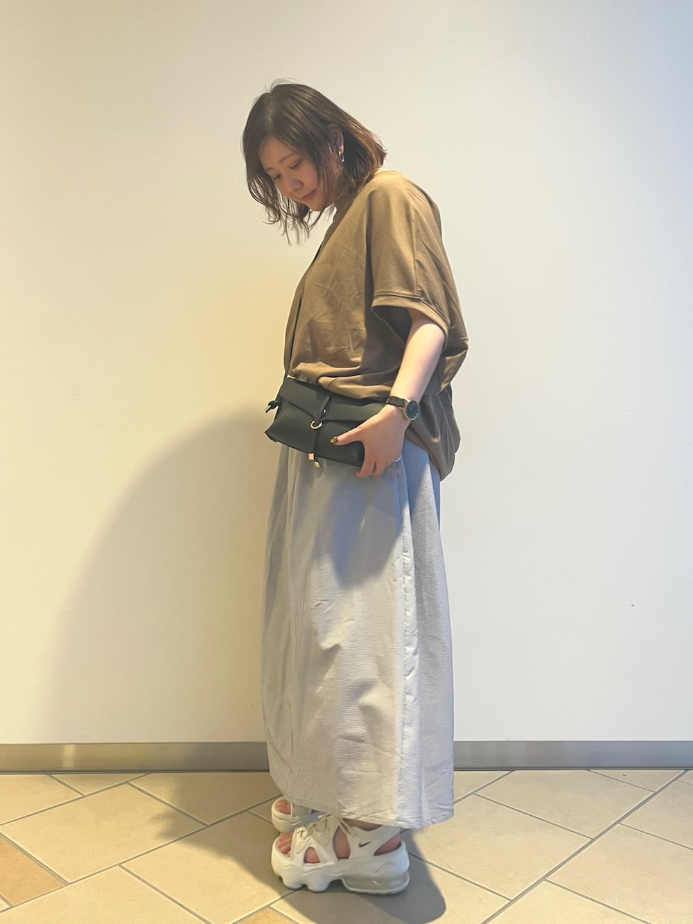 「夏服、カジュアル、低身長、スカート、ロングスカート、Tシャツ、ラフ、アイテムズアーバンリサーチ、ITEMS URBANRESEARCH」｜「ITEMS URBANRESEARCHの『吸水速乾』ドライタッチバックタックプルオーバー（Tシャツ/カットソー、ブラウン系）」を使った、chisaaaさん（レディース・152cm）の夏コーディネートの2枚目の写真